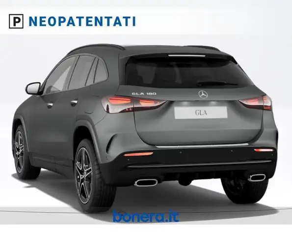 Mercedes-Benz GLA view 3