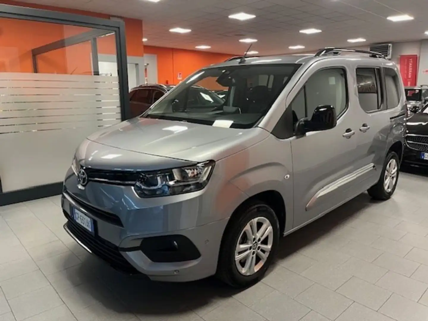 Toyota Proace City 1.5D 100 CV S&S 7 POSTI Stříbrná - 2