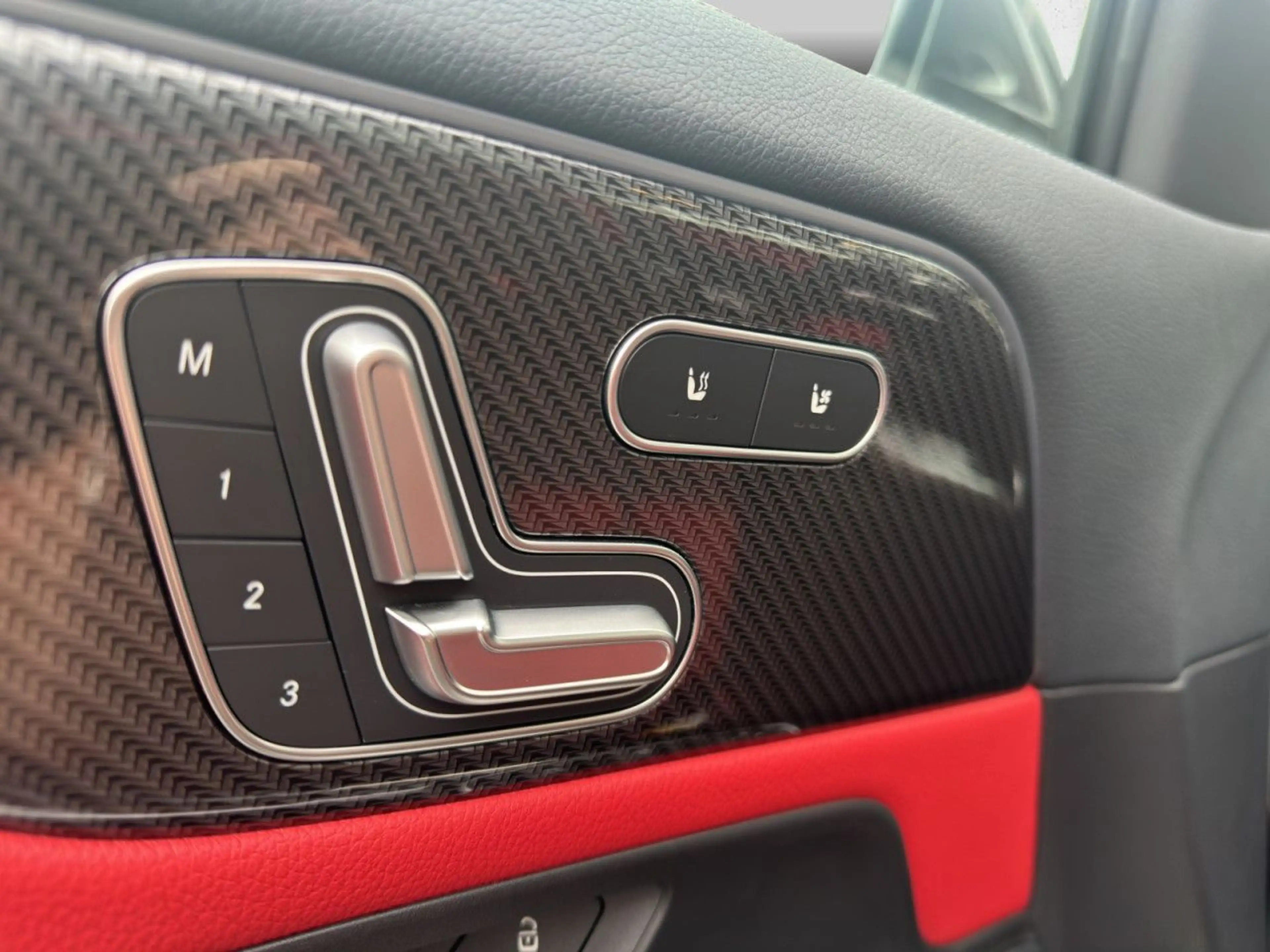 Mercedes-Benz GLA 200 d 4Matic AMG Line, nahe Vollausstattung — photo 12