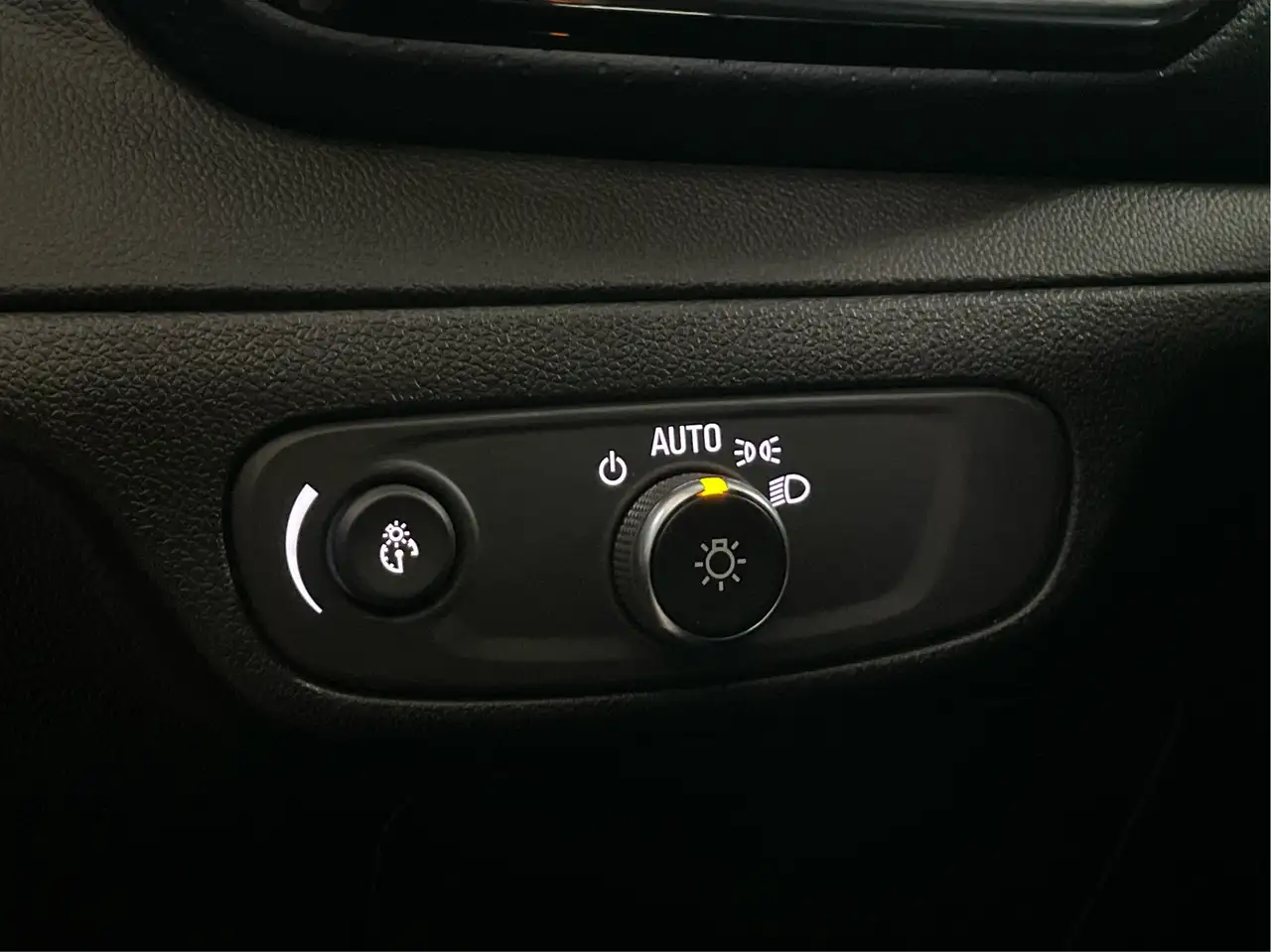 Chevrolet Bolt photo Chevrolet Bolt