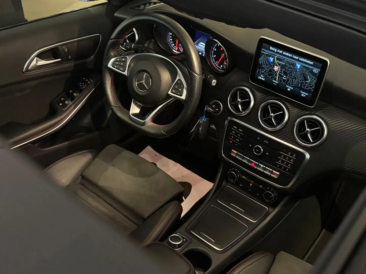 Mercedes-Benz A 180 AMG Night Ed.|PANO|GARANTIE|FACELIFT|NAVI Zwart - 2