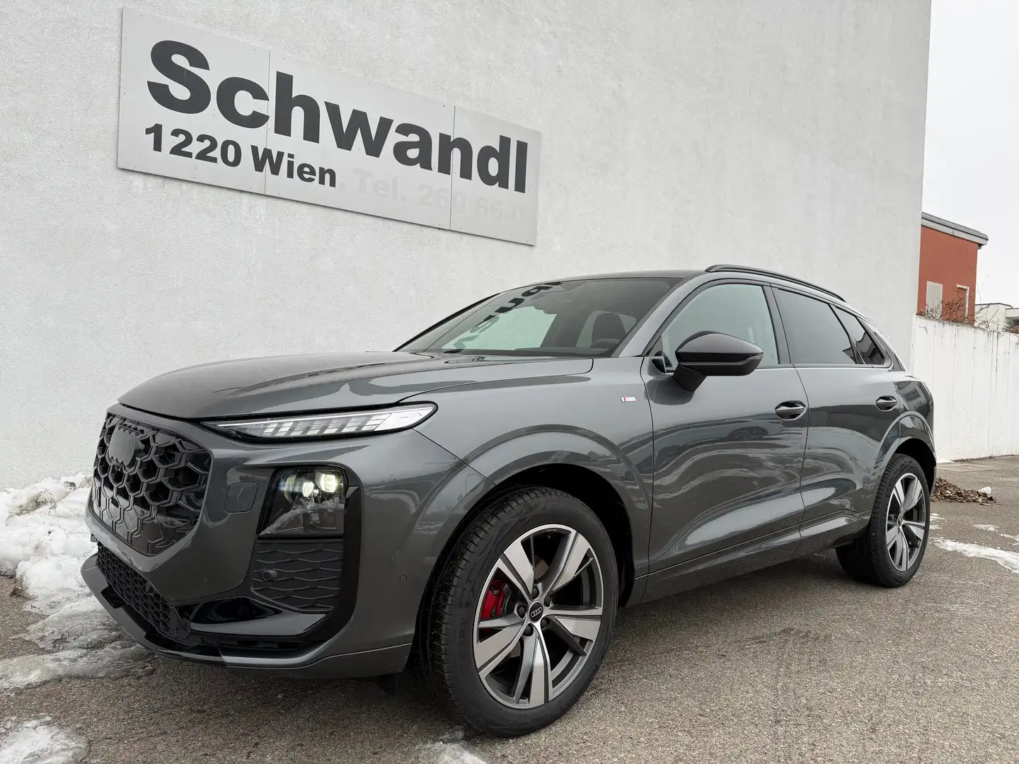 Audi Q3 TFSI 110 kW Grau - 2