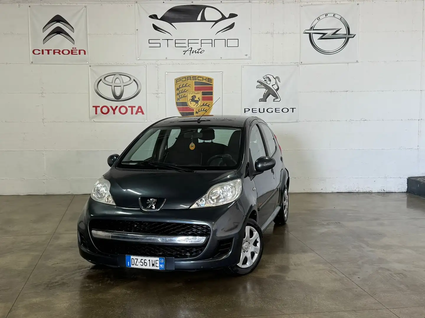 Peugeot 107 107 1.0 12v Access (desir) 5p FL Grau - 1
