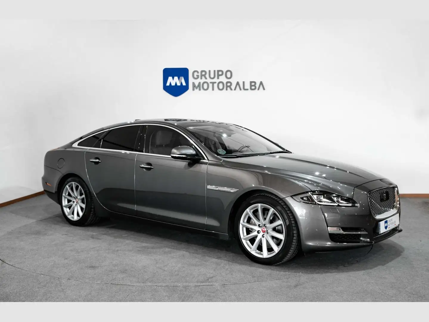 Jaguar XJ 3.0D LWB Premium Luxury Aut. Grijs - 1