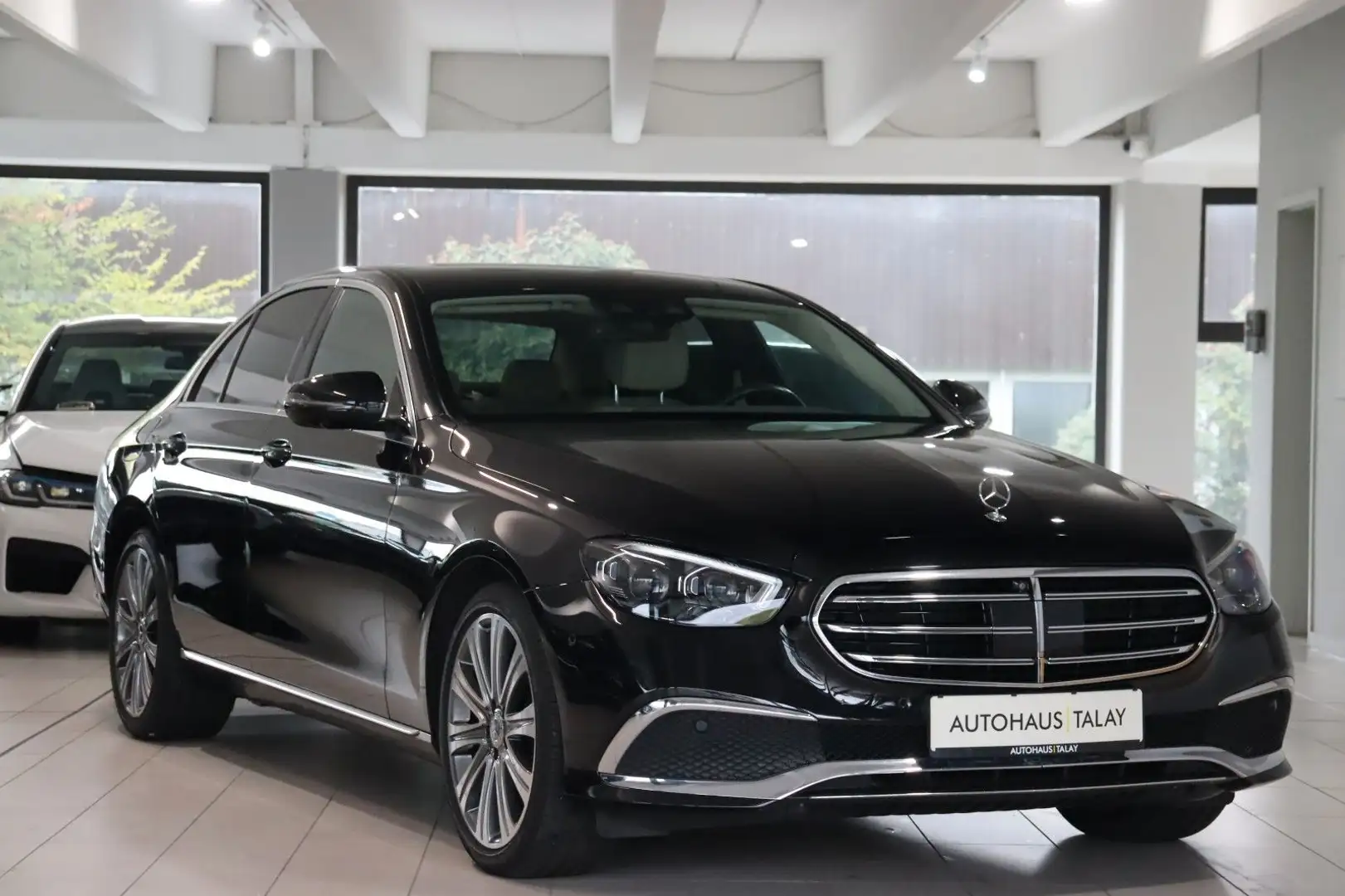 Mercedes-Benz E 300 d Lim. 4Matic Exclusive*Massage*ACC*360* Noir - 2