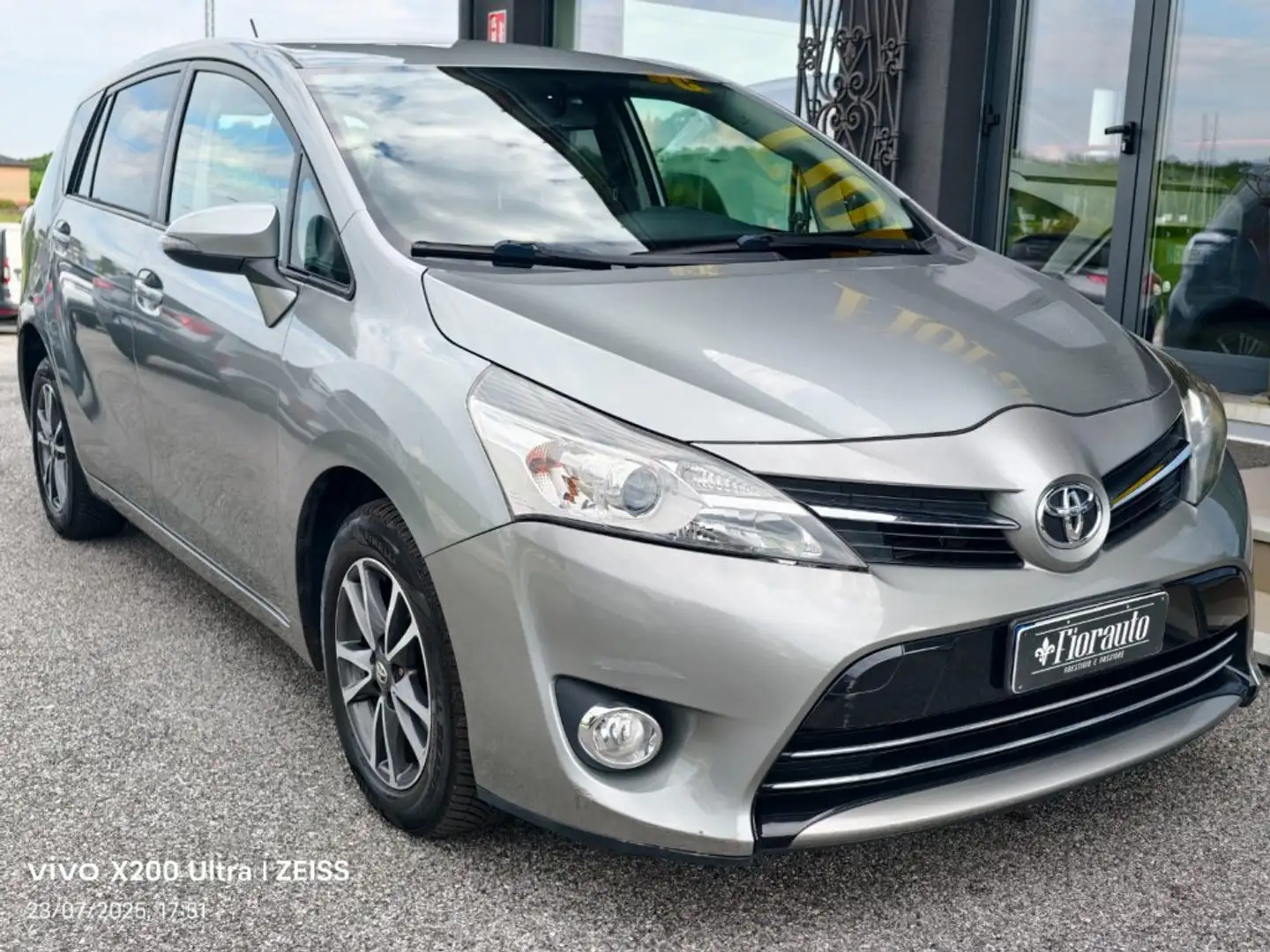 Toyota Verso 2.0 D Active 7 posti Gris - 2