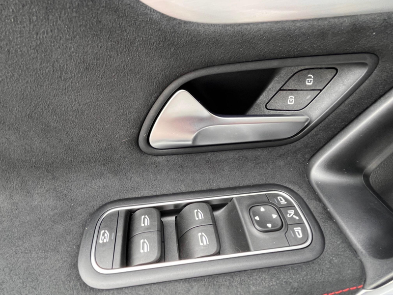 Mercedes-Benz CLA 250 e AMG Line — photo 13