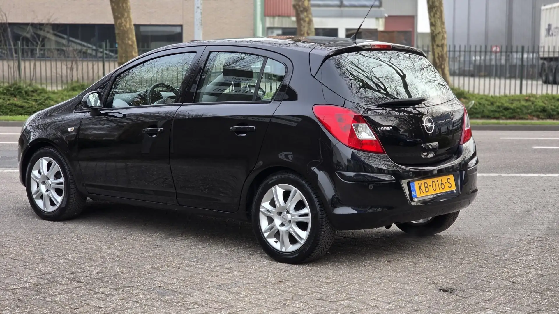 Opel Corsa 1.4-16V Sport uitvoering in nette staat Schwarz - 2