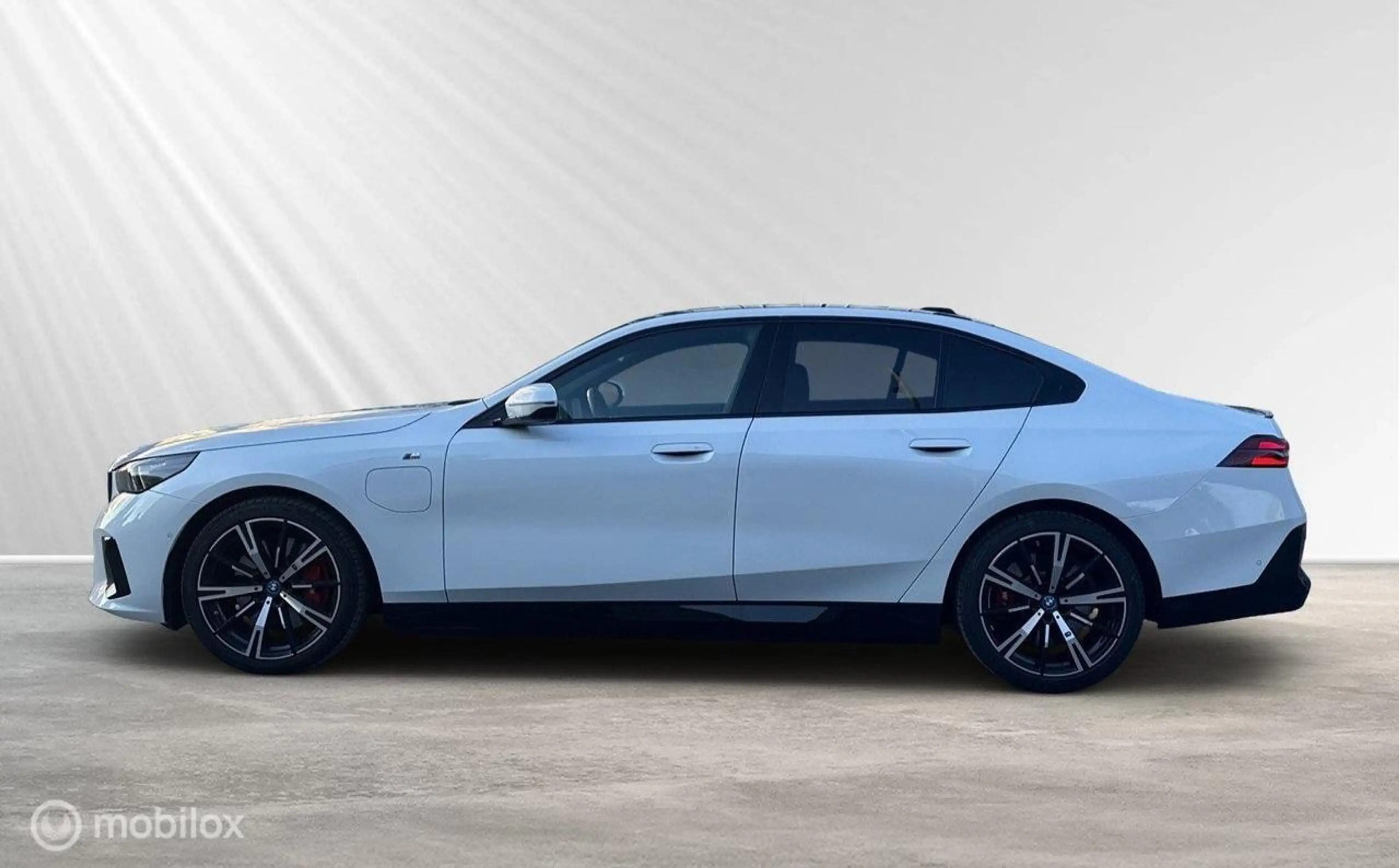 BMW 550 5-serie 550e xDrive M-Sport Pro, Pano, B&W, trekha — photo 6