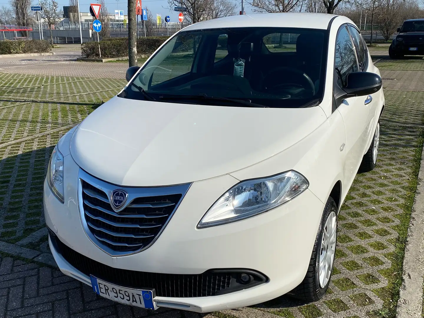 Lancia Ypsilon Ypsilon III 2013 0.9 t.air Silver ecochic met 80cv Bianco - 1