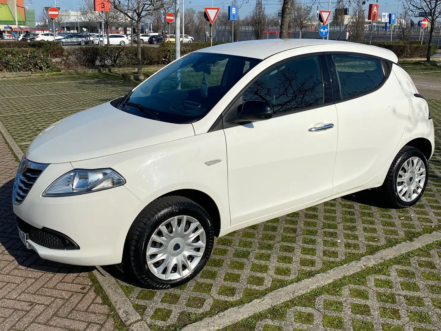 Lancia Ypsilon Ypsilon III 2013 0.9 t.air Silver ecochic met 80cv Bianco - 2