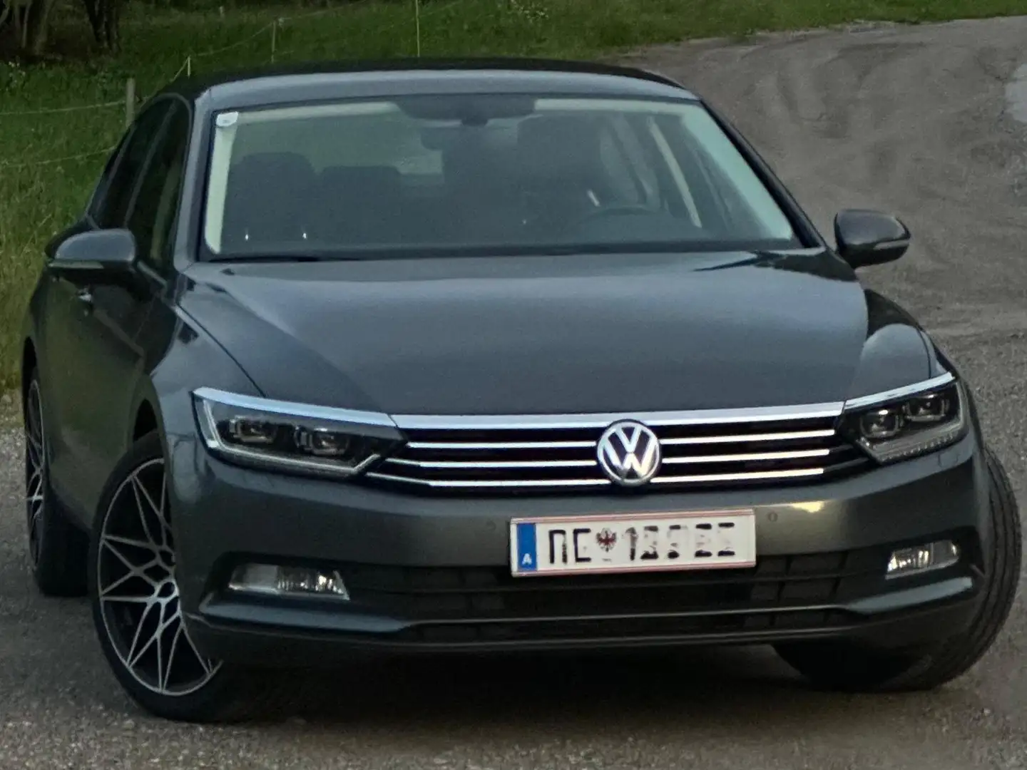 Volkswagen Passat 8-fach neu bereift, Zahnriemen neu Grau - 2