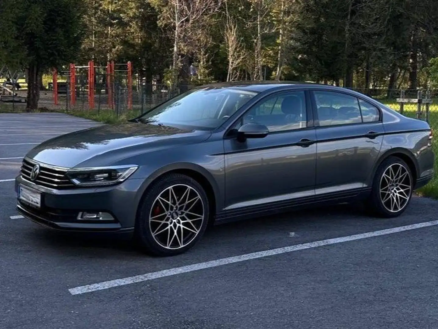 Volkswagen Passat 8-fach neu bereift, Zahnriemen neu Grau - 1