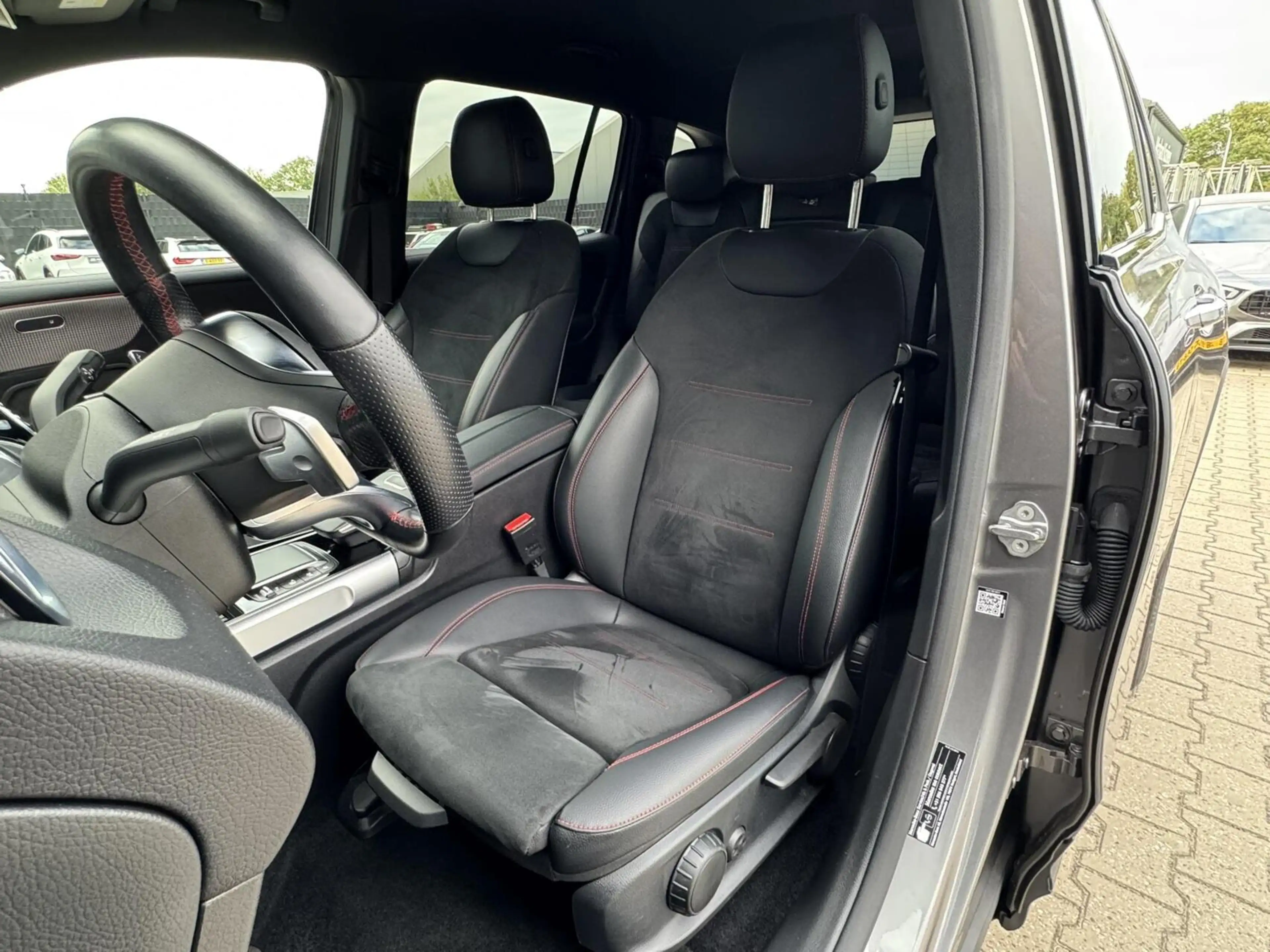 Mercedes-Benz EQB 300 4MATIC 7 Persoons | Keyless | SOH 95% — photo 11