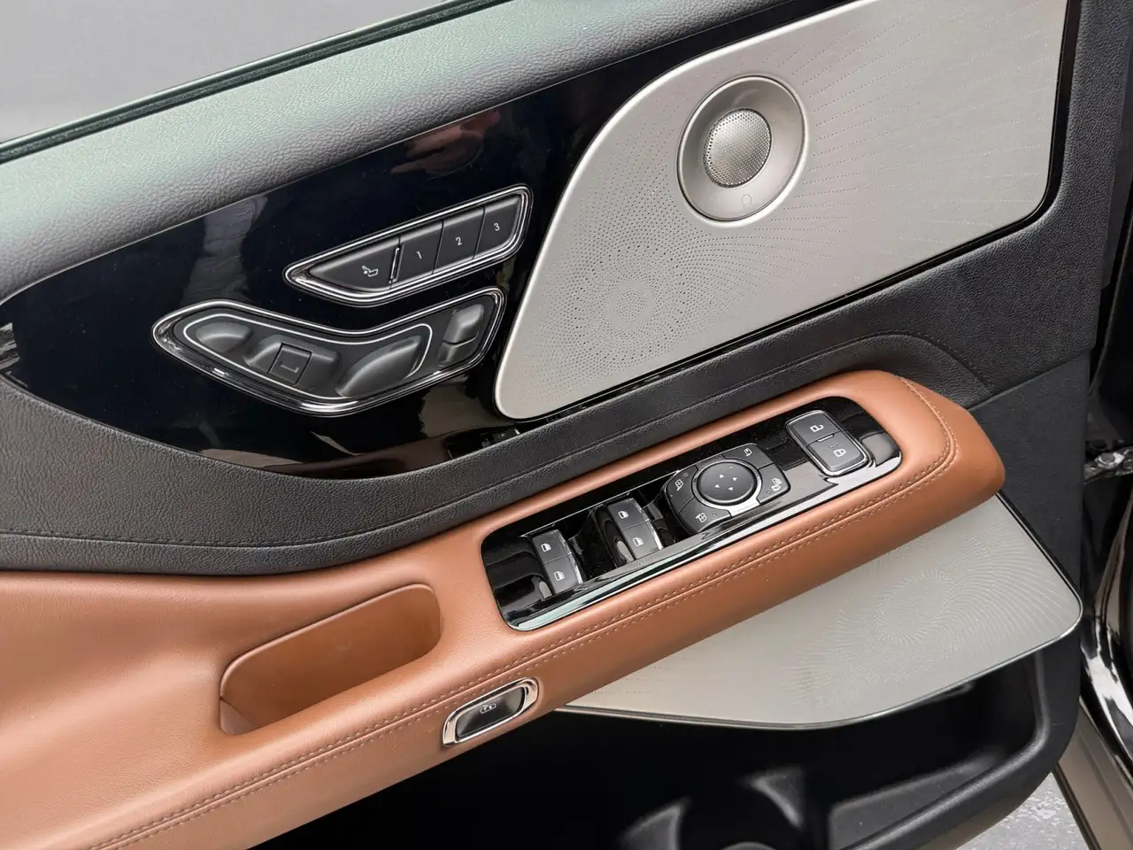 Lincoln Aviator снимка Lincoln Aviator