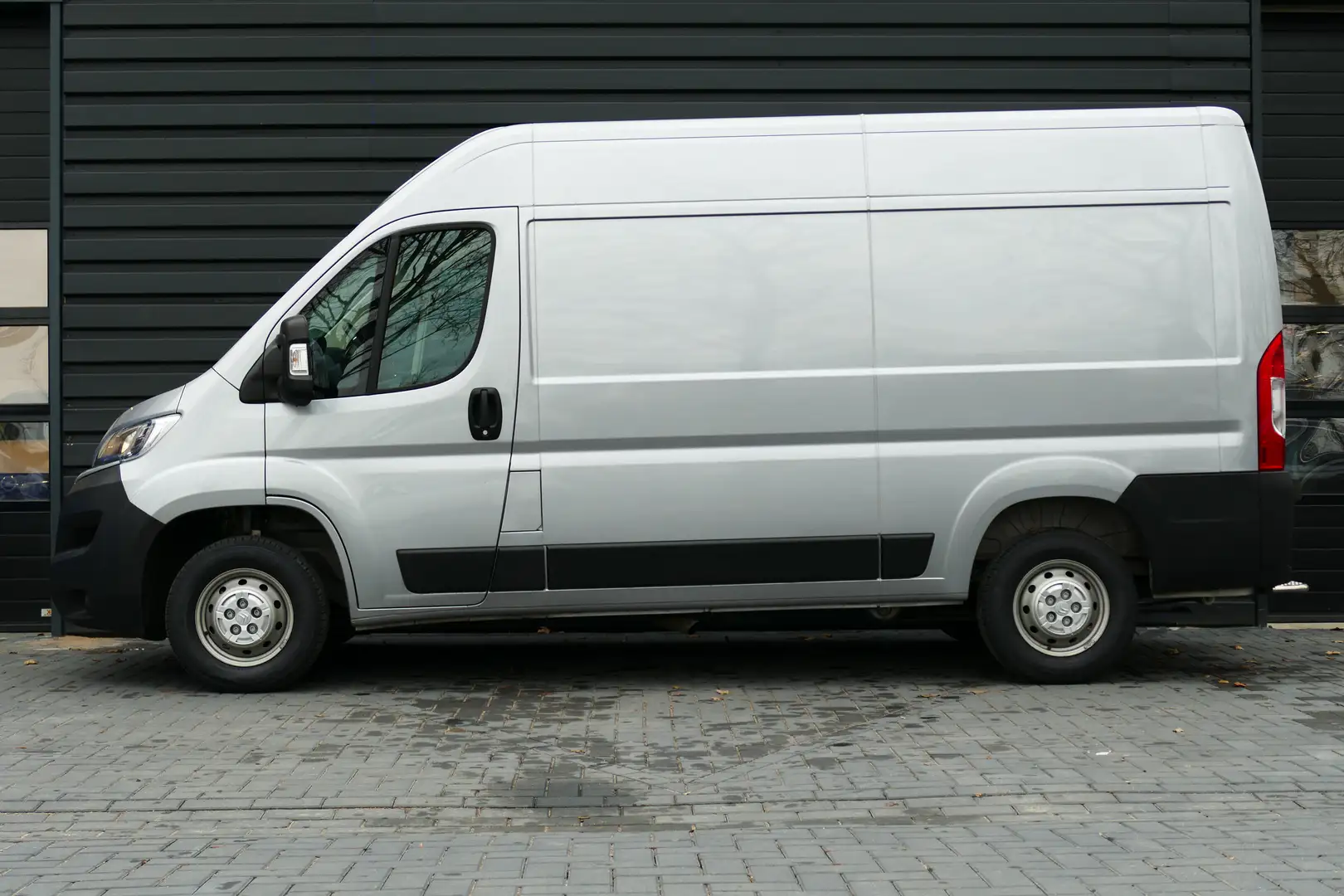 Citroen Jumper 2.2 BLUEHDI 120PK L2H2 3.3T / NAVI / CLIMA / PDC / Grijs - 2