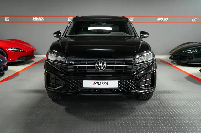 Volkswagen Touareg view 4