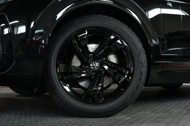 Volkswagen Touareg view 3