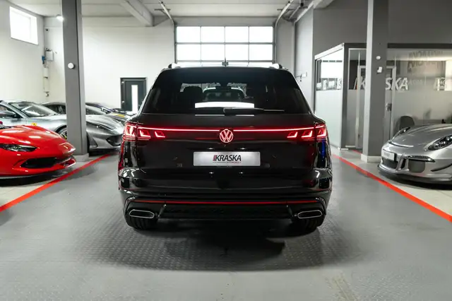Volkswagen Touareg view 8