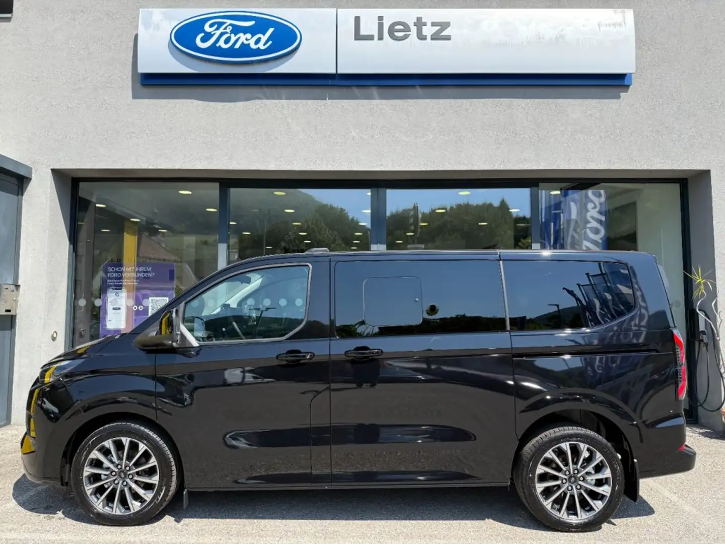 Ford Tourneo Custom Titanium X 2,5 Duratec PHEV L1 340 Schwarz - 1