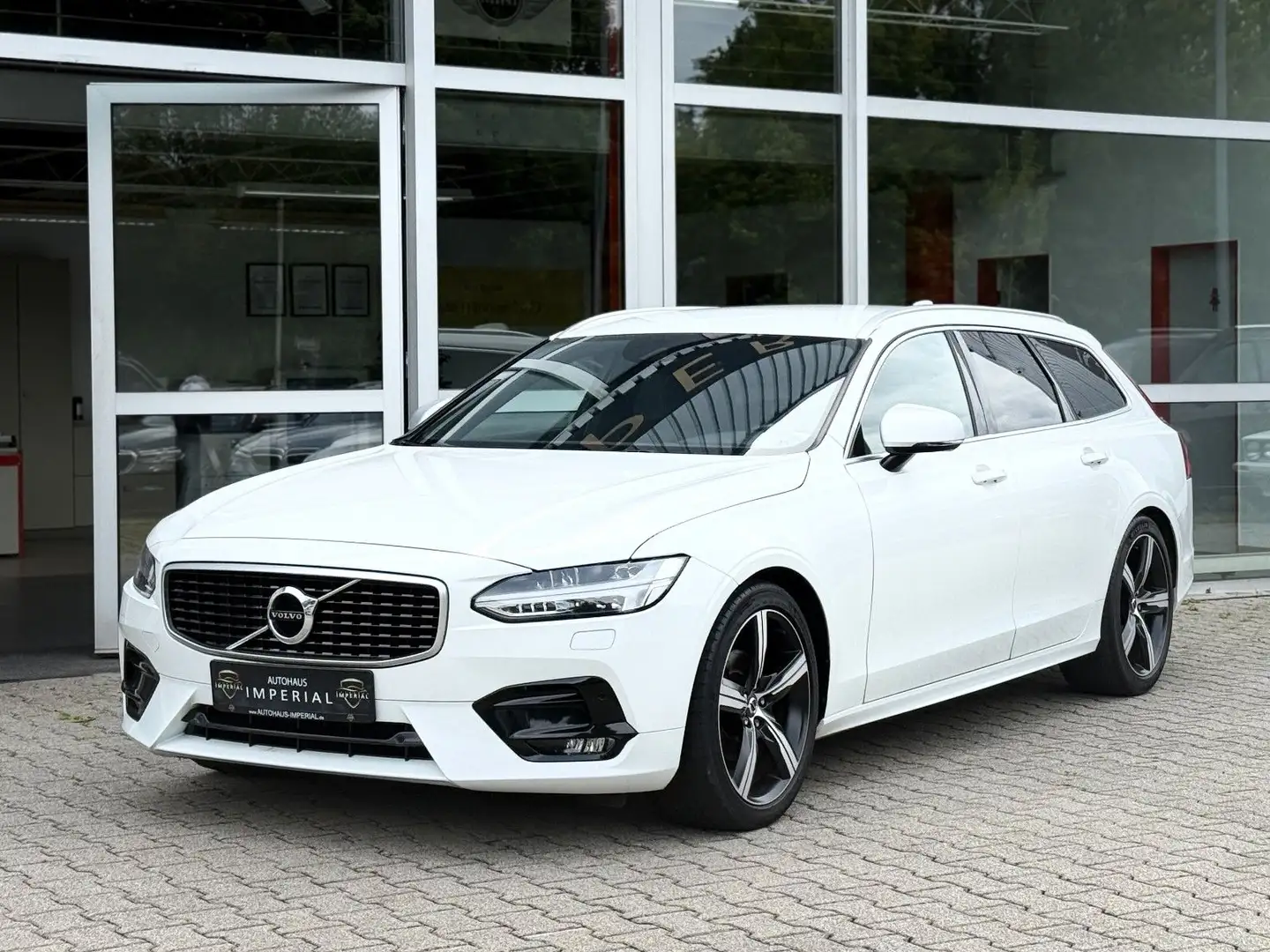 Volvo V90 Kombi R Design LEDER+LED+NAVI+ACC+SPURH+AHK Weiß - 1