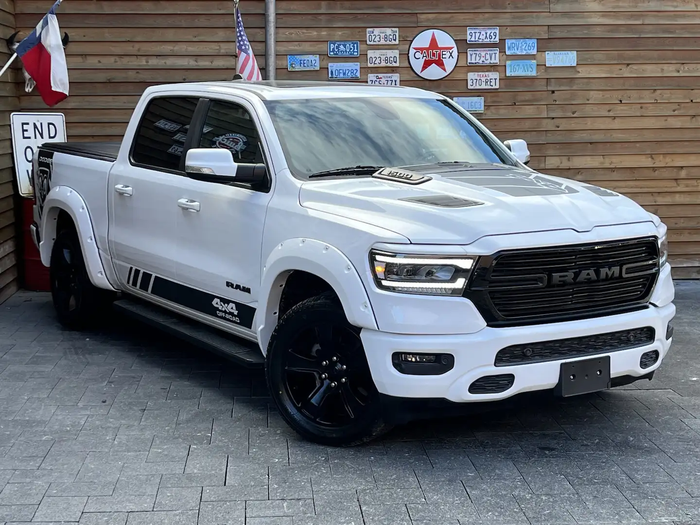 Dodge RAM 1500 Night Edition 5.7L Pano 4x4 LPG AHK Wit - 2
