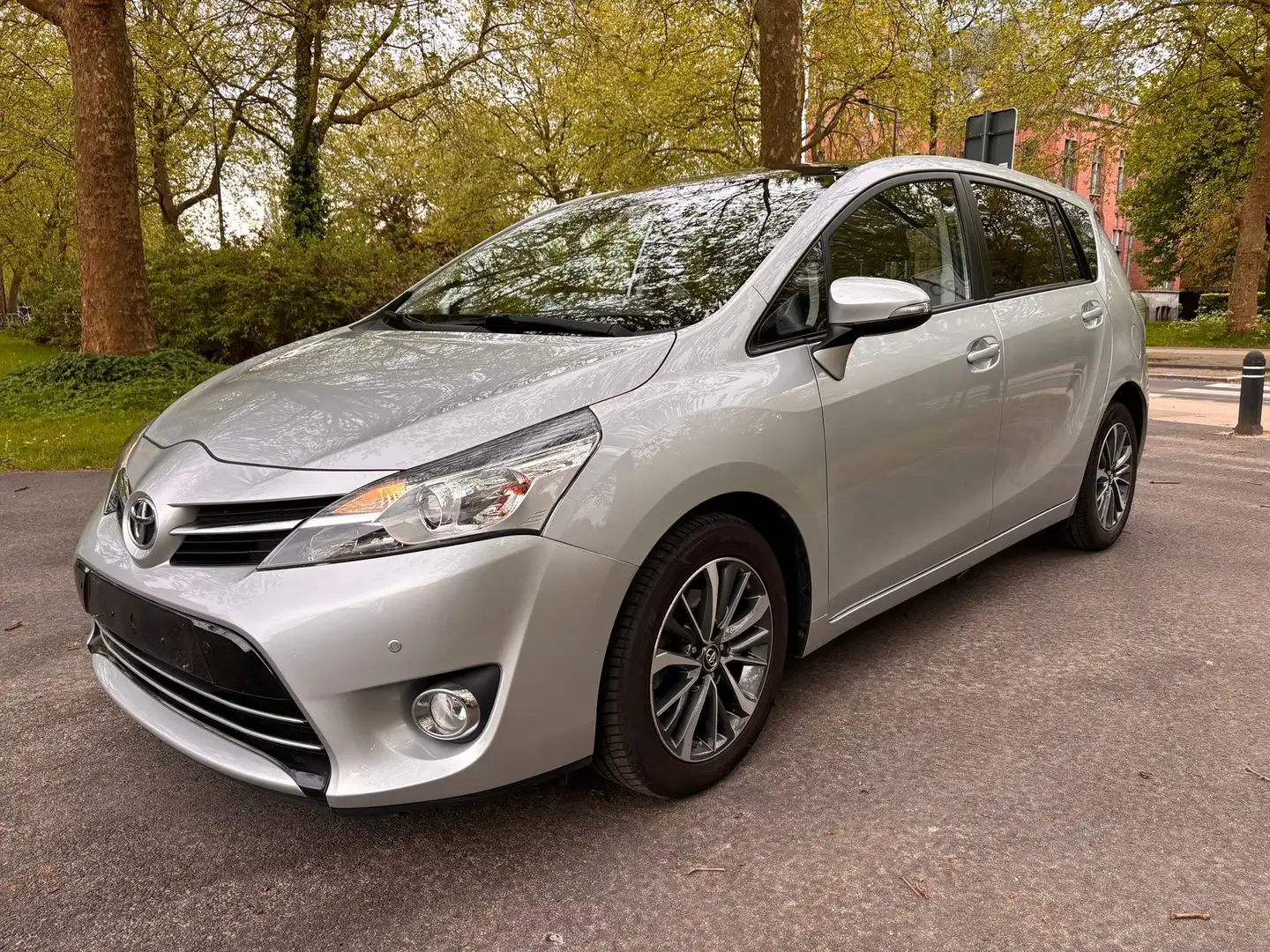 Toyota Corolla Verso Corolla Verso 2.2 D-4D DPF Sol Plateado - 1