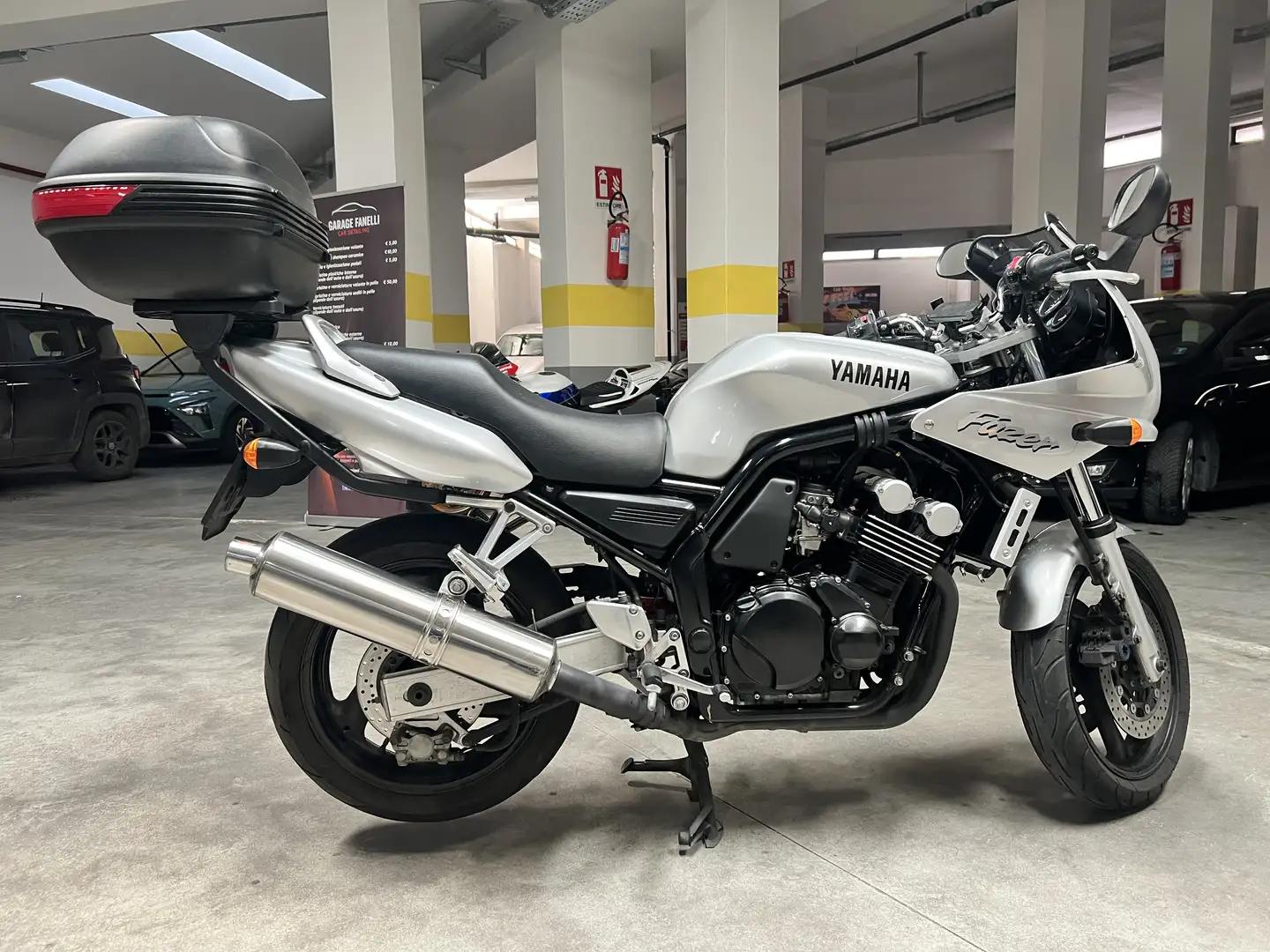 Yamaha FZS 600 Fazer Plateado - 2