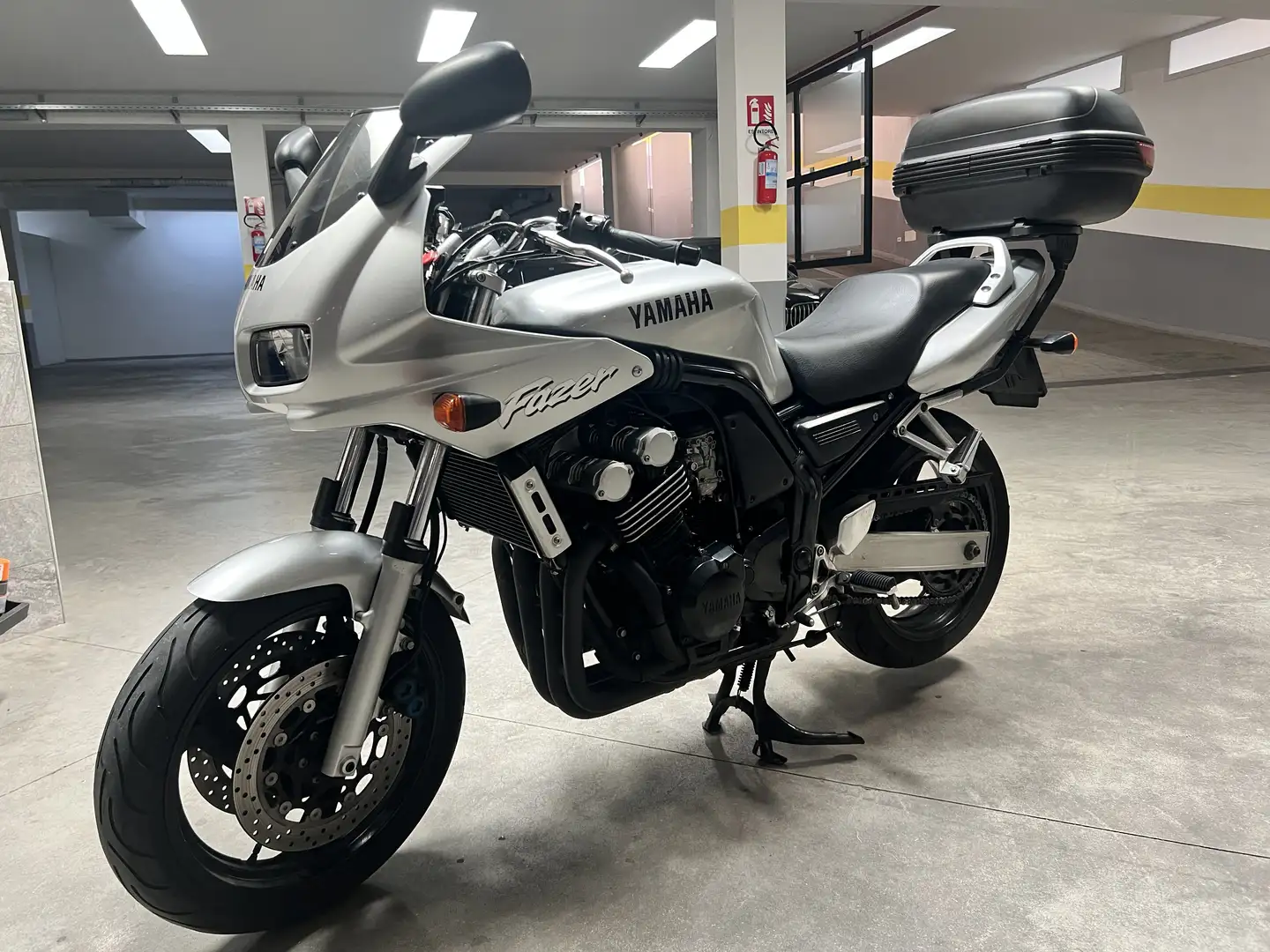Yamaha FZS 600 Fazer Plateado - 1