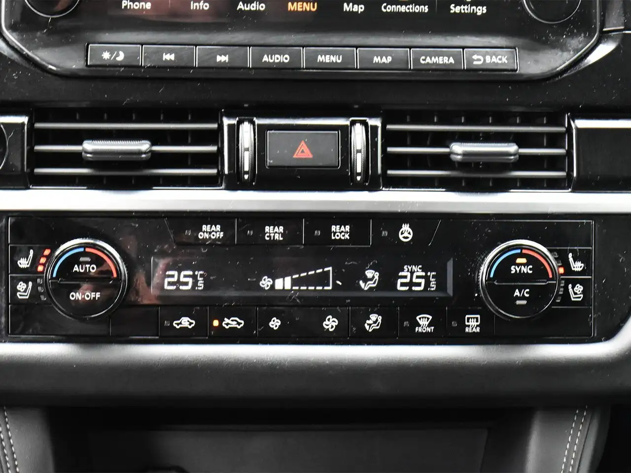 Nissan Pathfinder снимка Nissan Pathfinder