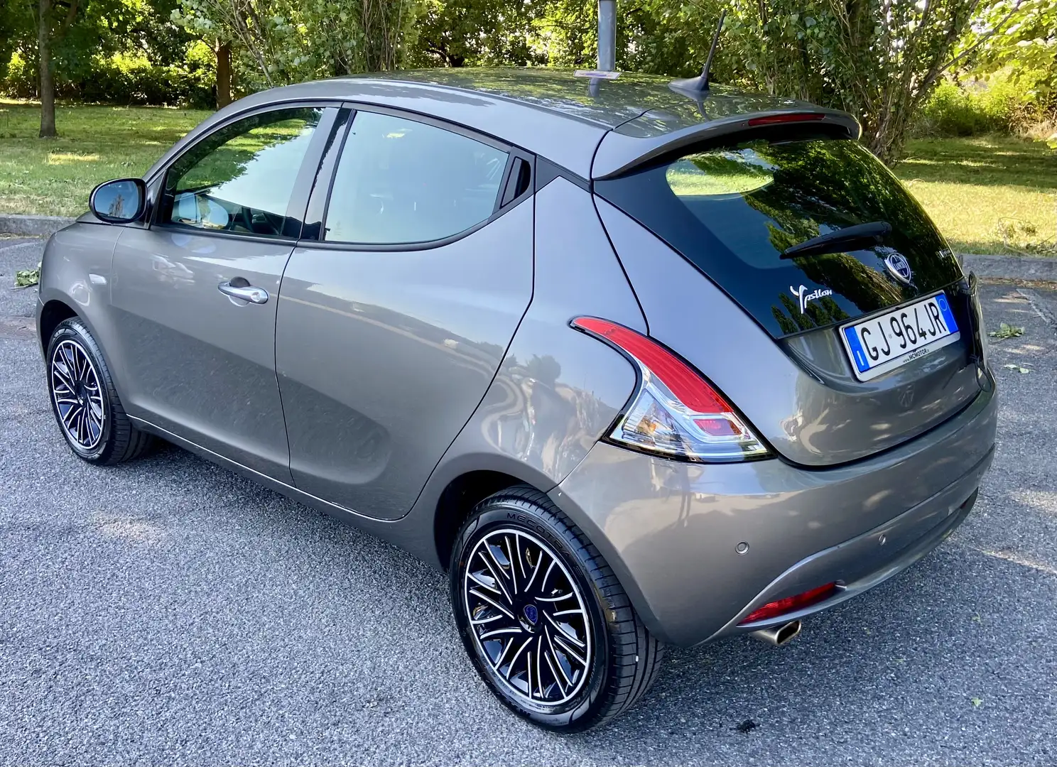 Lancia Ypsilon 1.0 firefly 70cv hybrid Gold - NEOPATENTATI Grigio - 2