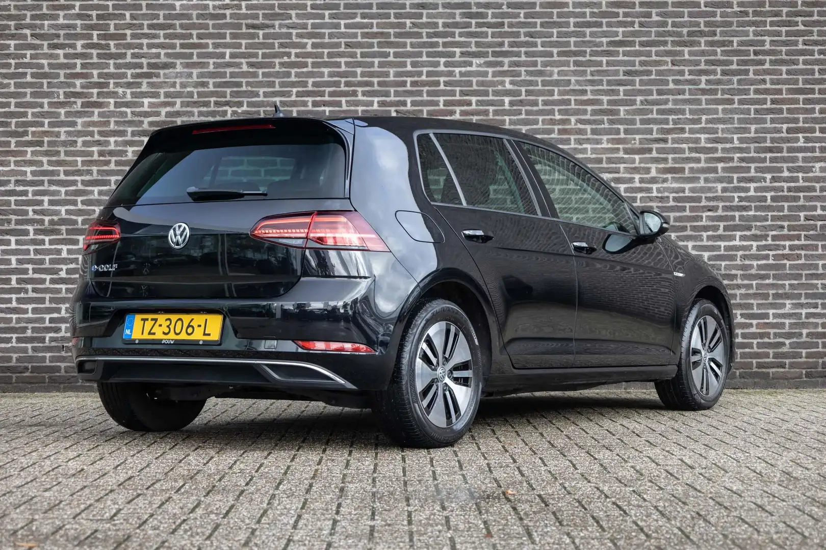 Volkswagen e-Golf 136pk | Discover Pro Navigatie | Achteruitrijcamer Zwart - 2