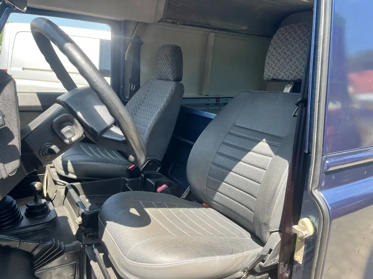 LAND ROVER DEFENDER 2.5 TD5 90 122 ch | 4X4 | BVM | VOLANT CUIR | ATTELAGE FIXE - 141.000 KMS