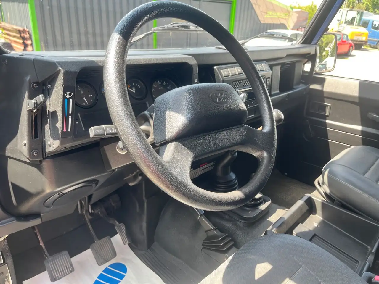 LAND ROVER DEFENDER 2.5 TD5 90 122 ch | 4X4 | BVM | VOLANT CUIR | ATTELAGE FIXE - 141.000 KMS