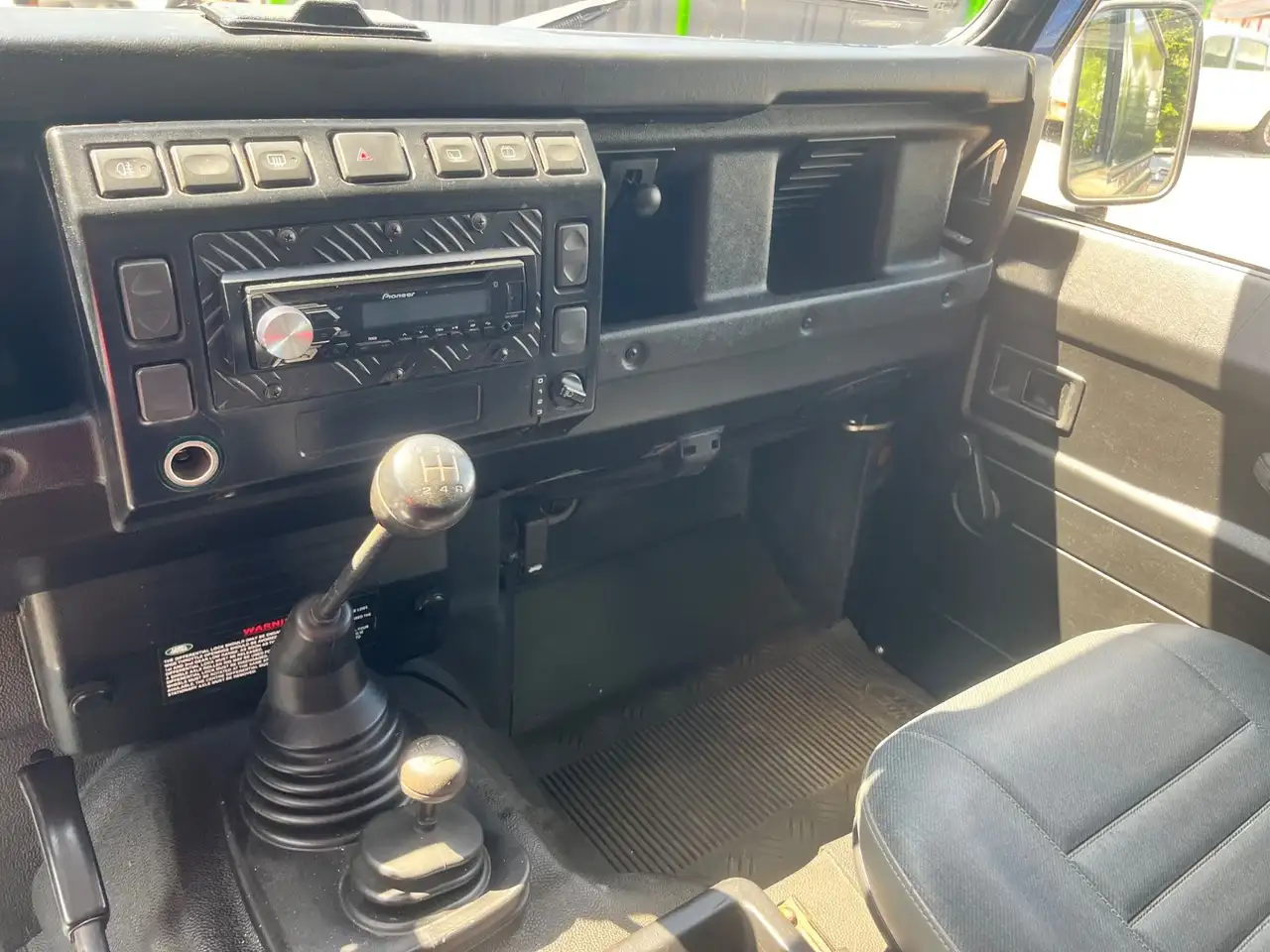 LAND ROVER DEFENDER 2.5 TD5 90 122 ch | 4X4 | BVM | VOLANT CUIR | ATTELAGE FIXE - 141.000 KMS