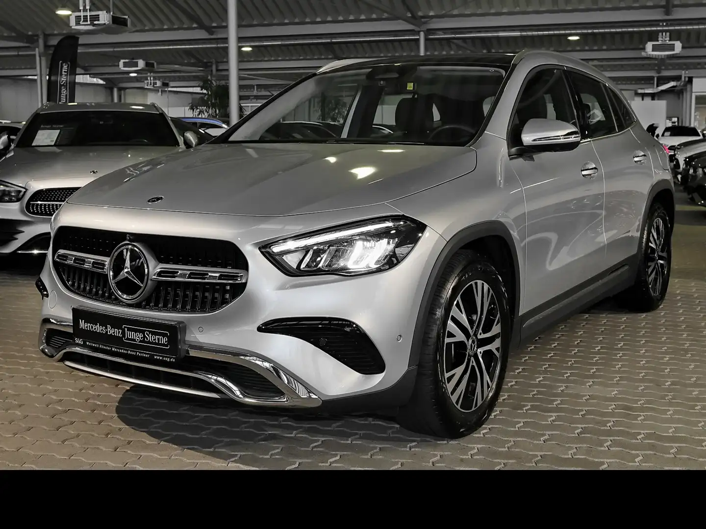 Mercedes-Benz GLA 220 4M Edition Progressive Line AHK+Pano Argent - 1