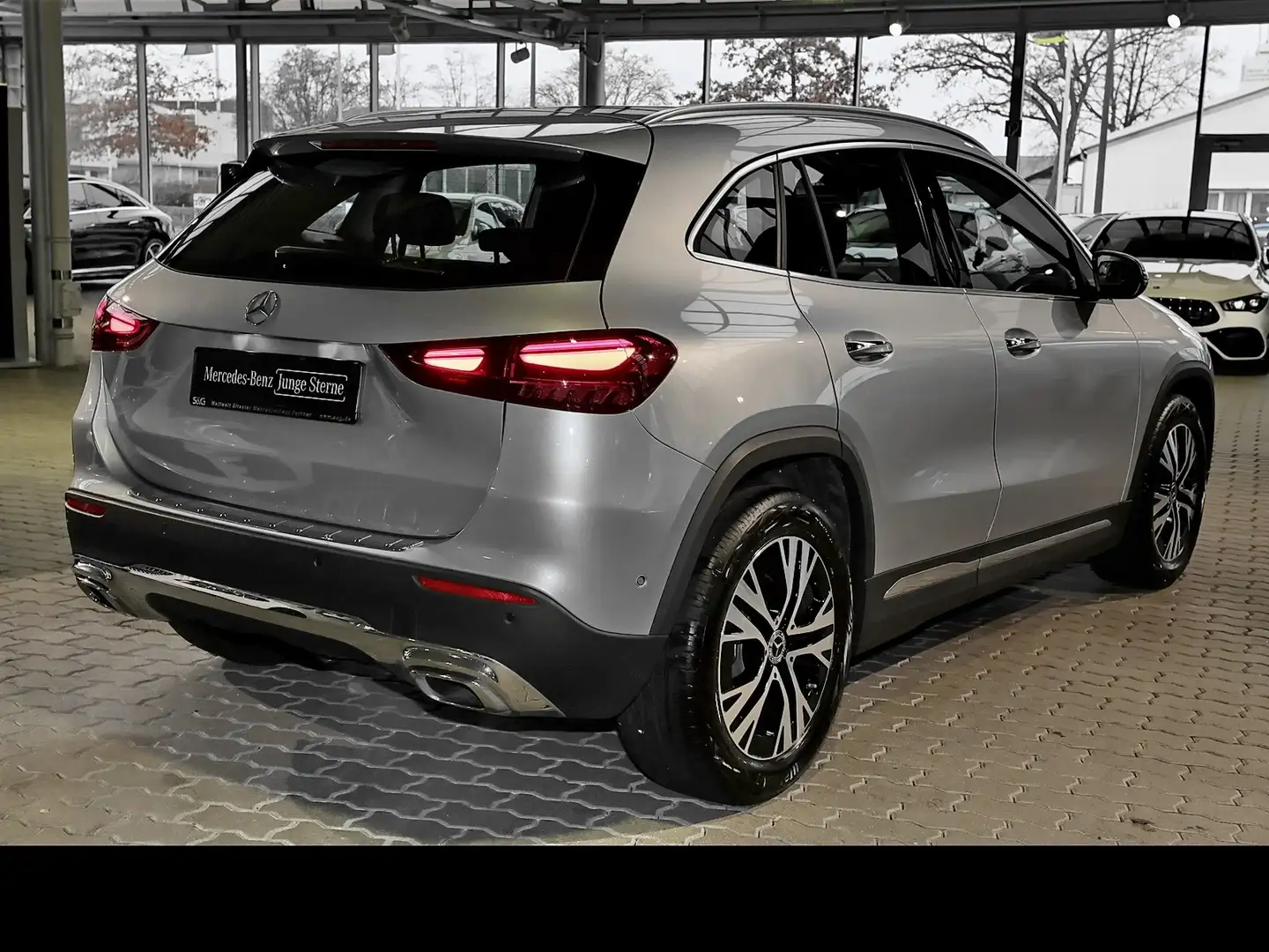 Mercedes-Benz GLA 220 4M Edition Progressive Line AHK+Pano Argent - 2