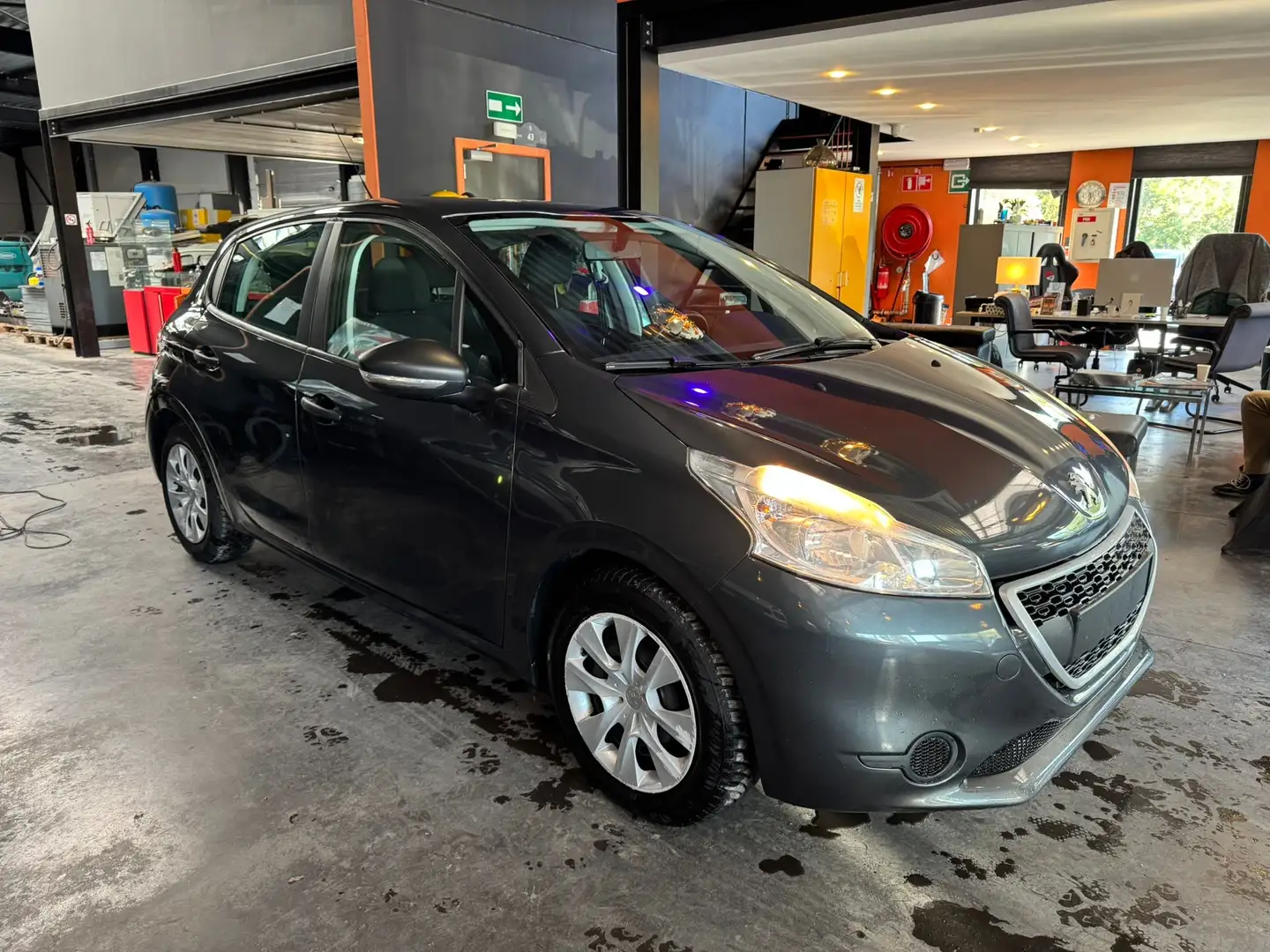Peugeot 208 1.2i - 39.011 KM ! RADIO CD/MEDIA/AUX - 5 PORTES Gris - 1