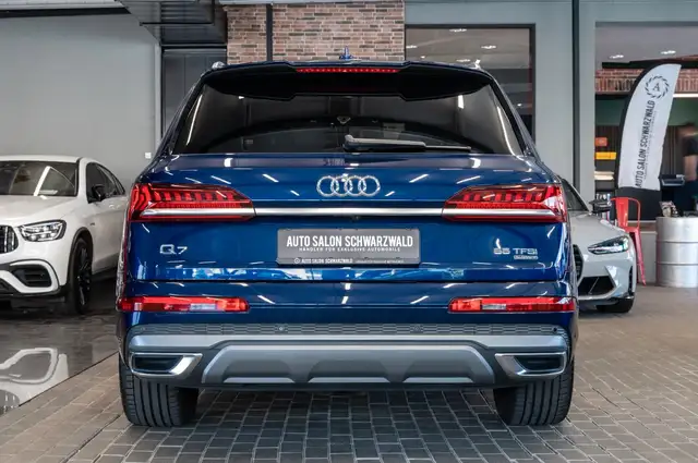 Audi Q7 view 9