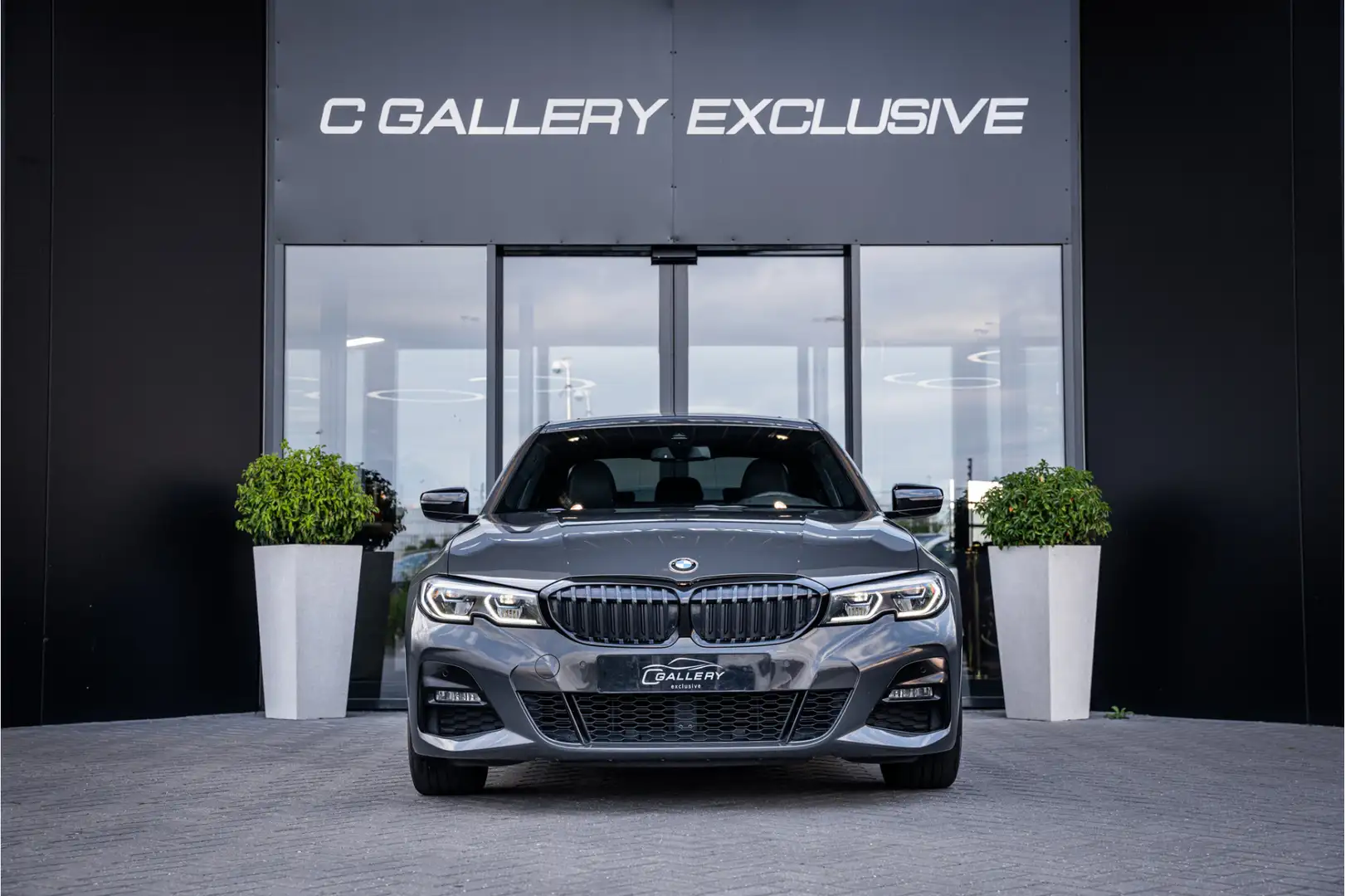 BMW 330 3-serie 330i M-Sport Panorama | H/K | ACC | HUD | Grijs - 2