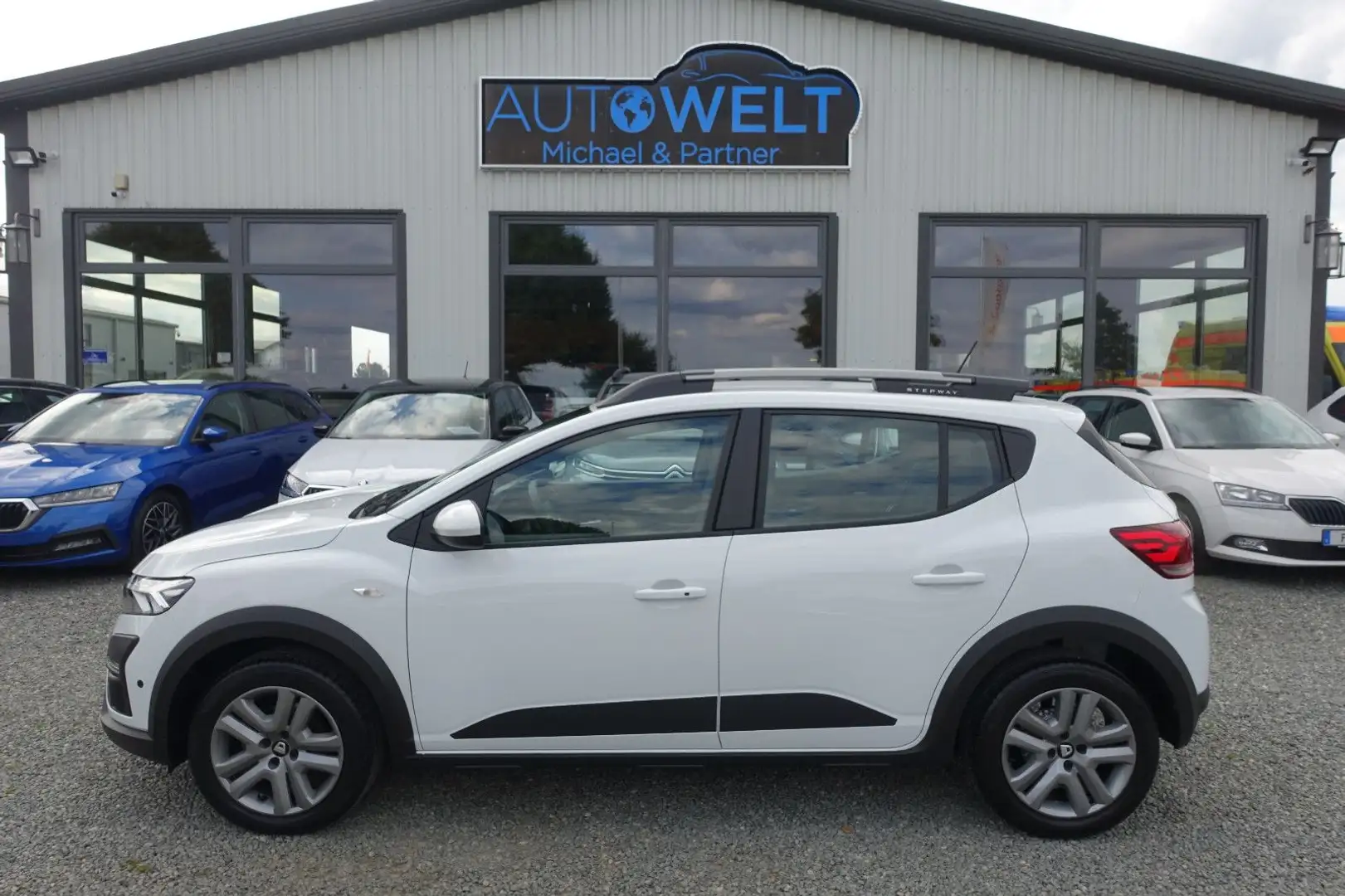 Dacia Sandero Stepway 1.0 Aut KAM LED APP NAV DAB ANHK Weiß - 1