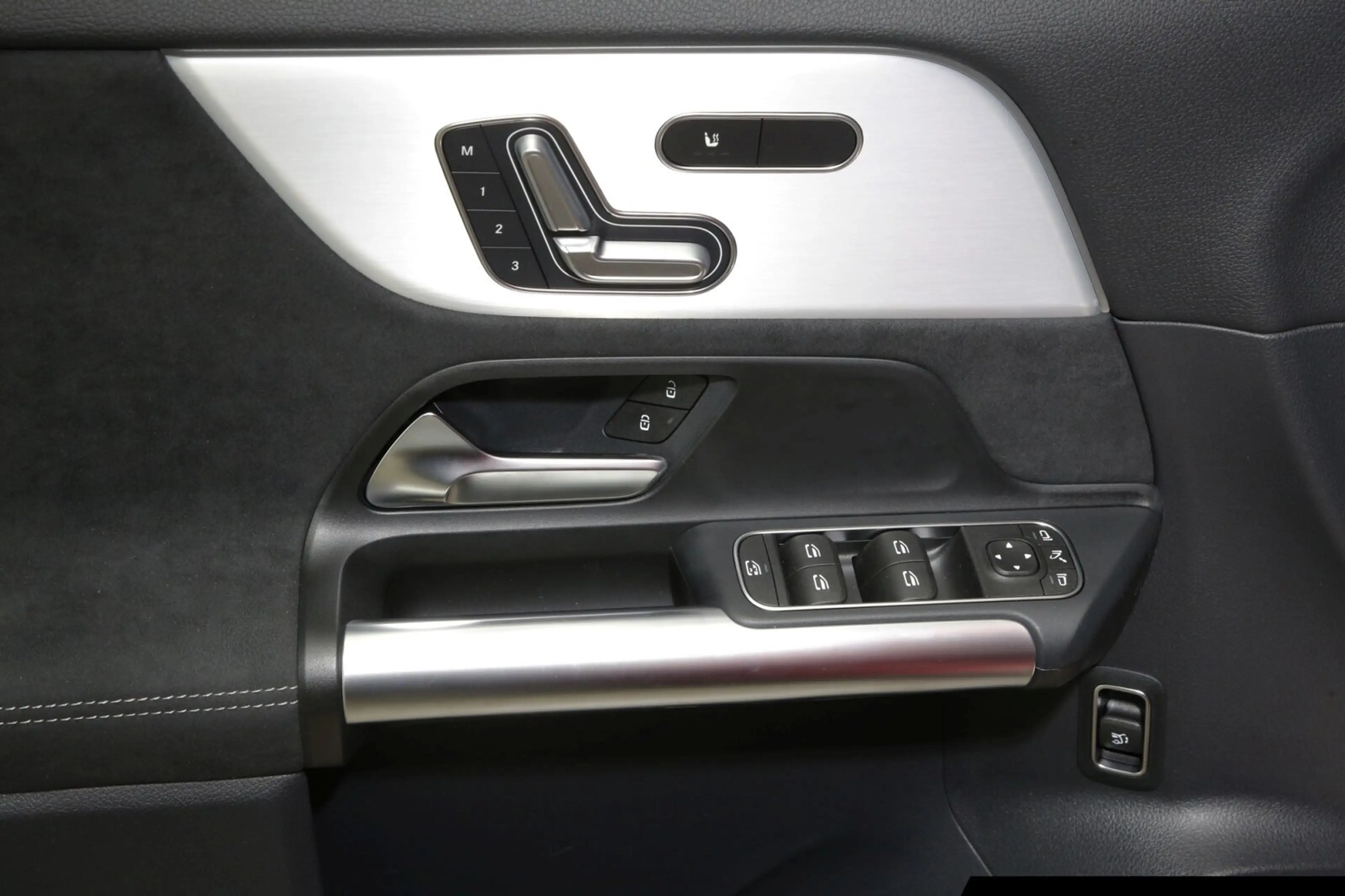 Mercedes-Benz GLA 200 GLA 200 AMG/Special Edition/360°/Totw./Pano.-Dach — photo 14