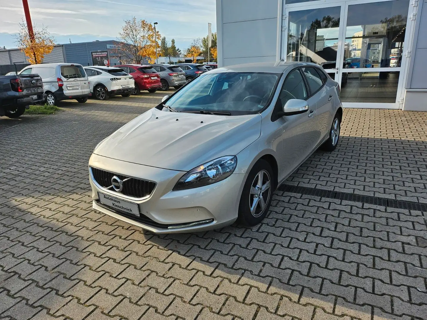Volvo V40 Kinetic Silber - 1