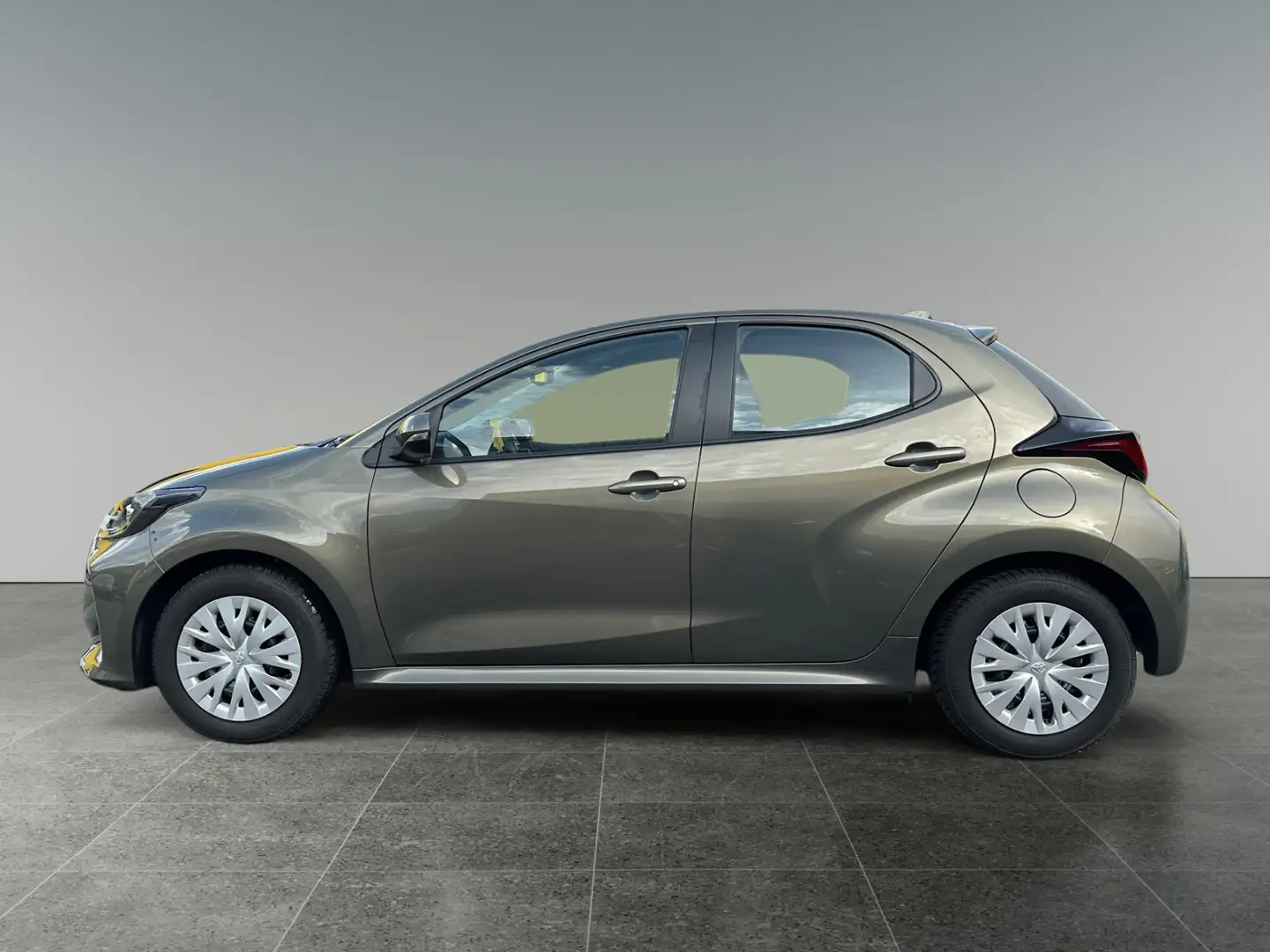 Toyota Yaris 1,0 l 5-türig Active   8-fach bereift! Grün - 2