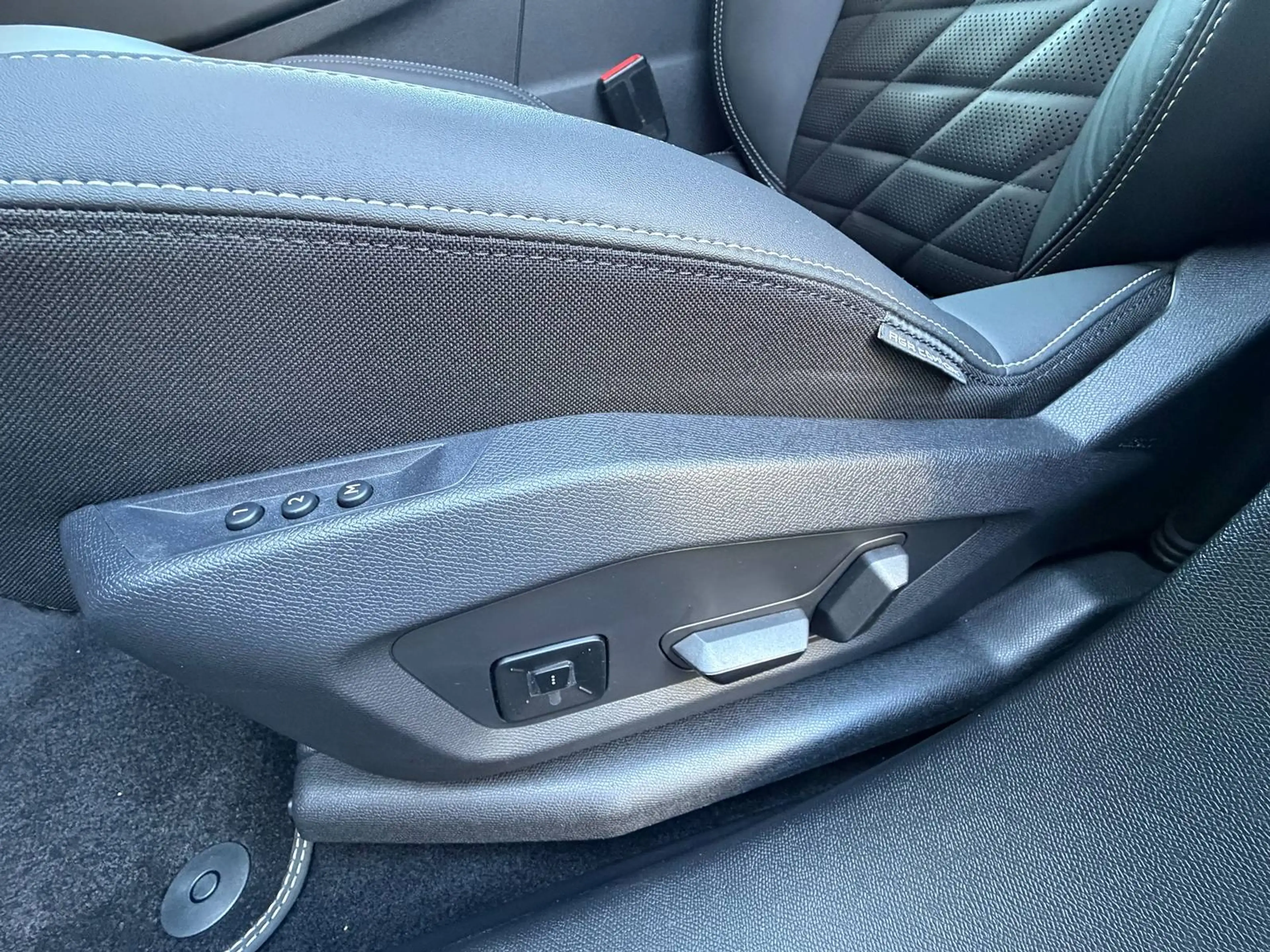 Peugeot 5008 GT Elektromotor 210,Leder,Panorama,360°,ACC — photo 11