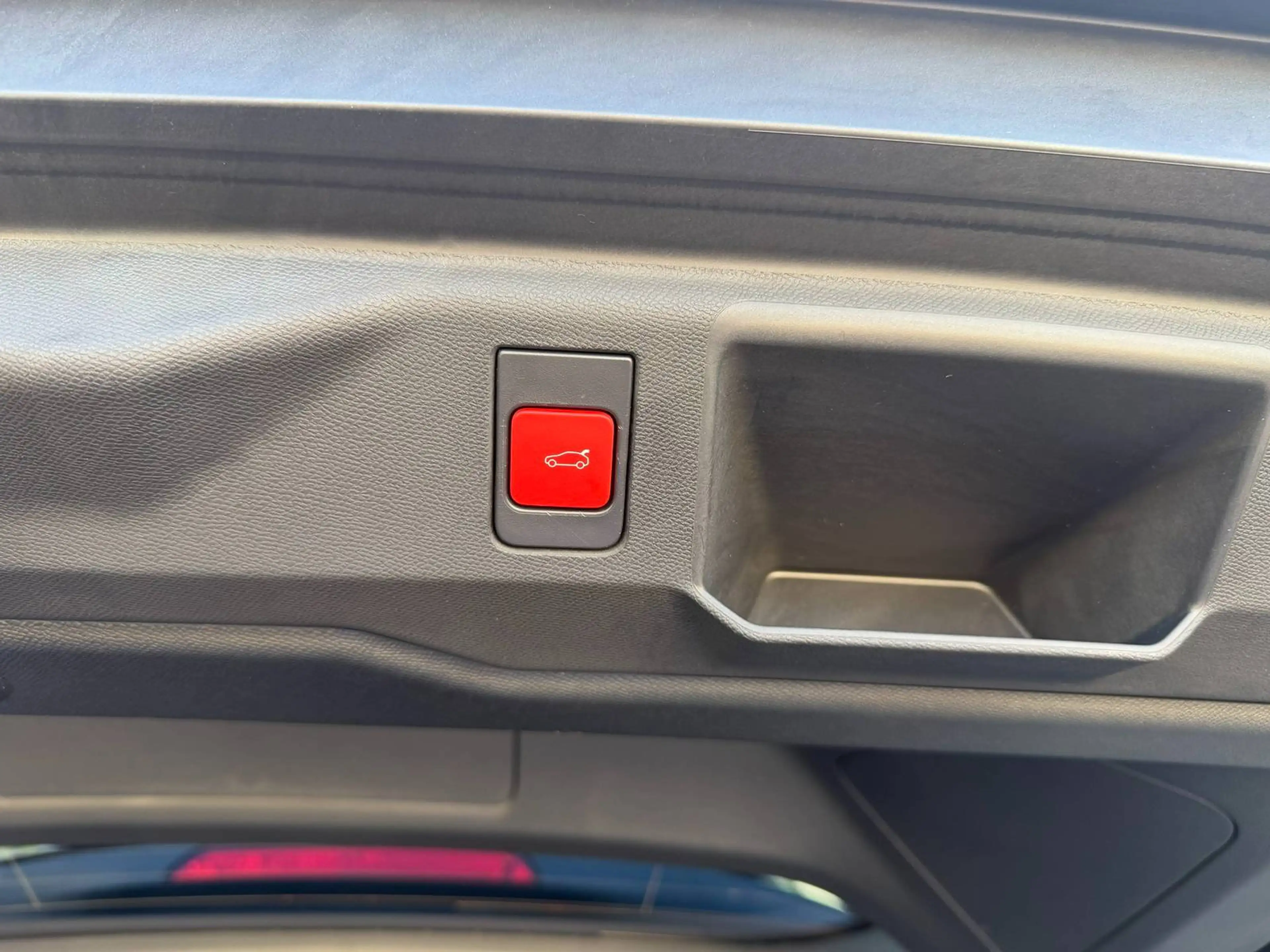 Peugeot 5008 GT Elektromotor 210,Leder,Panorama,360°,ACC — photo 7
