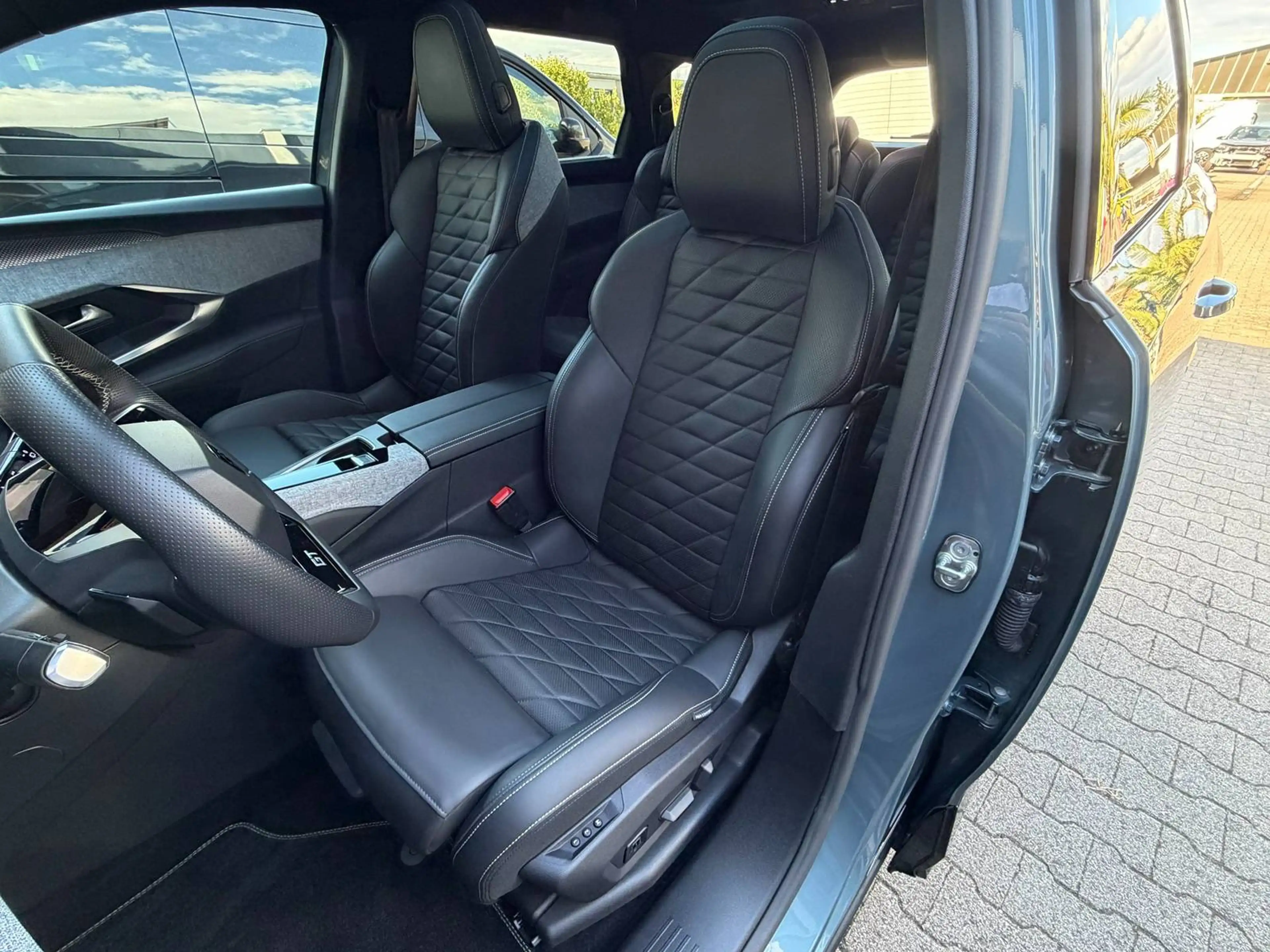 Peugeot 5008 GT Elektromotor 210,Leder,Panorama,360°,ACC — photo 10