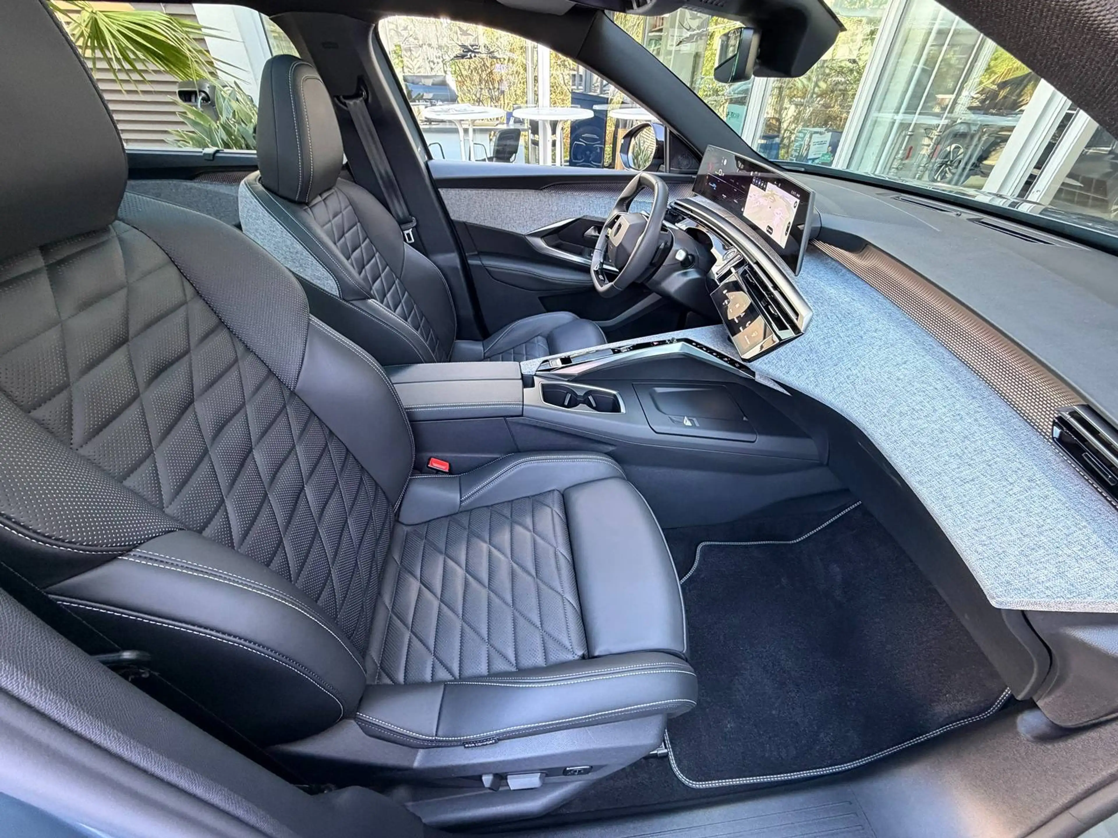 Peugeot 5008 GT Elektromotor 210,Leder,Panorama,360°,ACC — photo 12