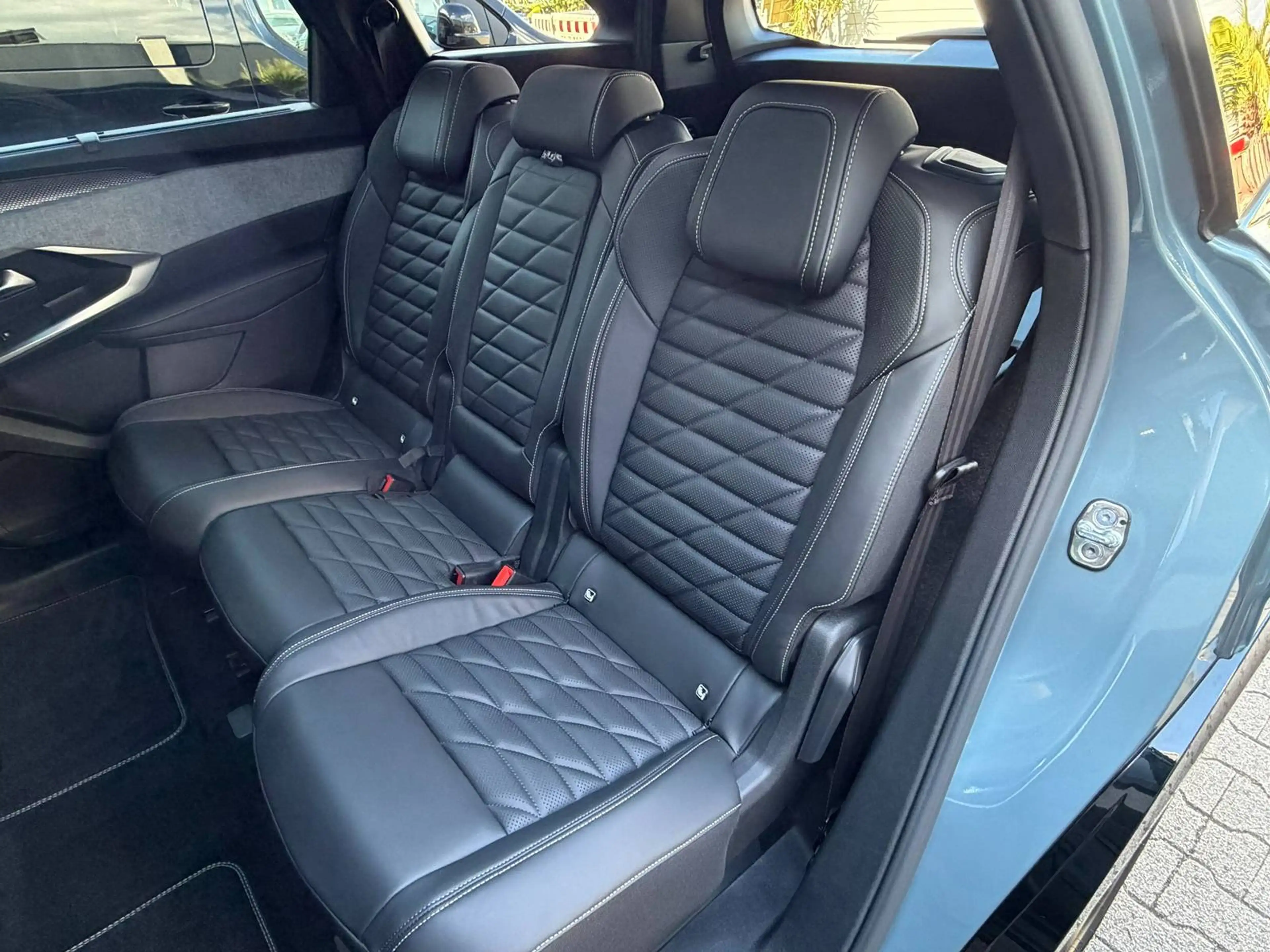 Peugeot 5008 GT Elektromotor 210,Leder,Panorama,360°,ACC — photo 14