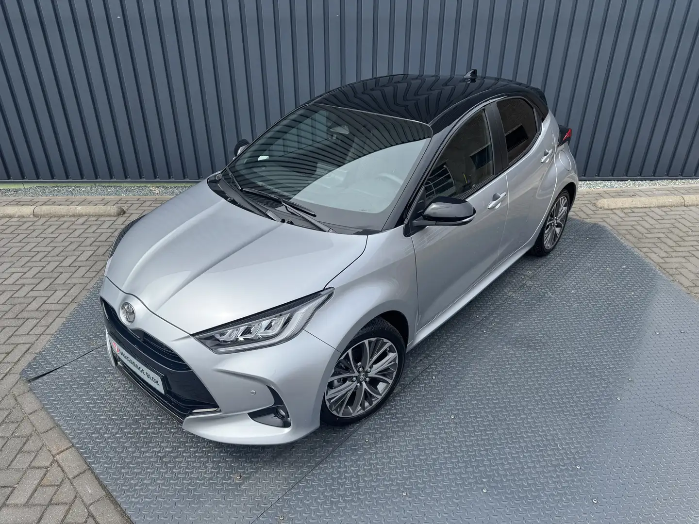 Toyota Yaris 1.5 Hybrid Executive / Bi tone | PDC V+A | NIEUWST Grijs - 2